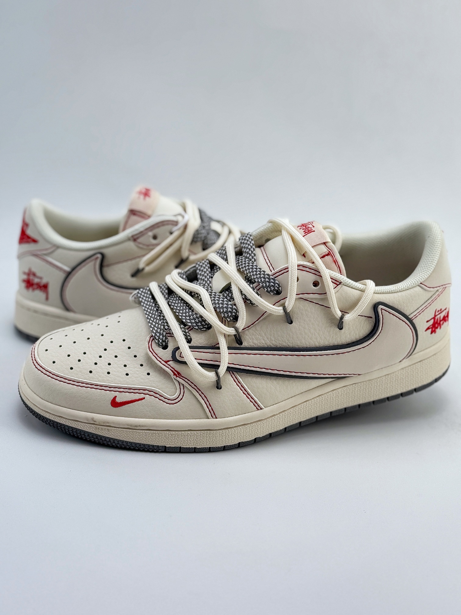 Travis Scott x Nike Air Jordan 1 Low x Stussy 米红缝线 Air Jordan 1 Low 反转米红缝线满天星绑带倒钩 SJ0086-136