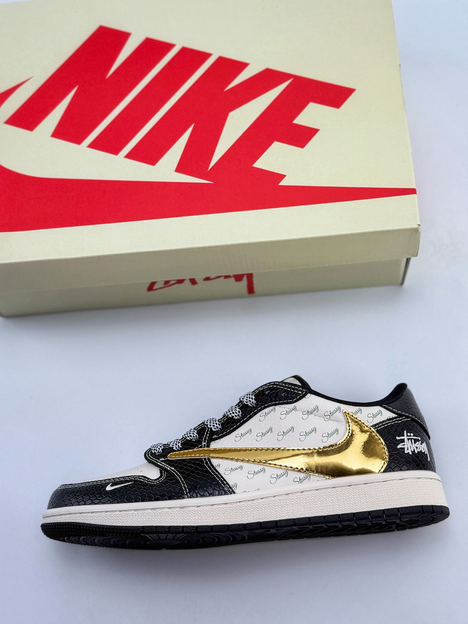 Travis Scott x Nike Air Jordan 1 Low x Stussy 米黑金 Air Jordan 1 Low 反转米黑金鳄纹倒钩 XY2688-112