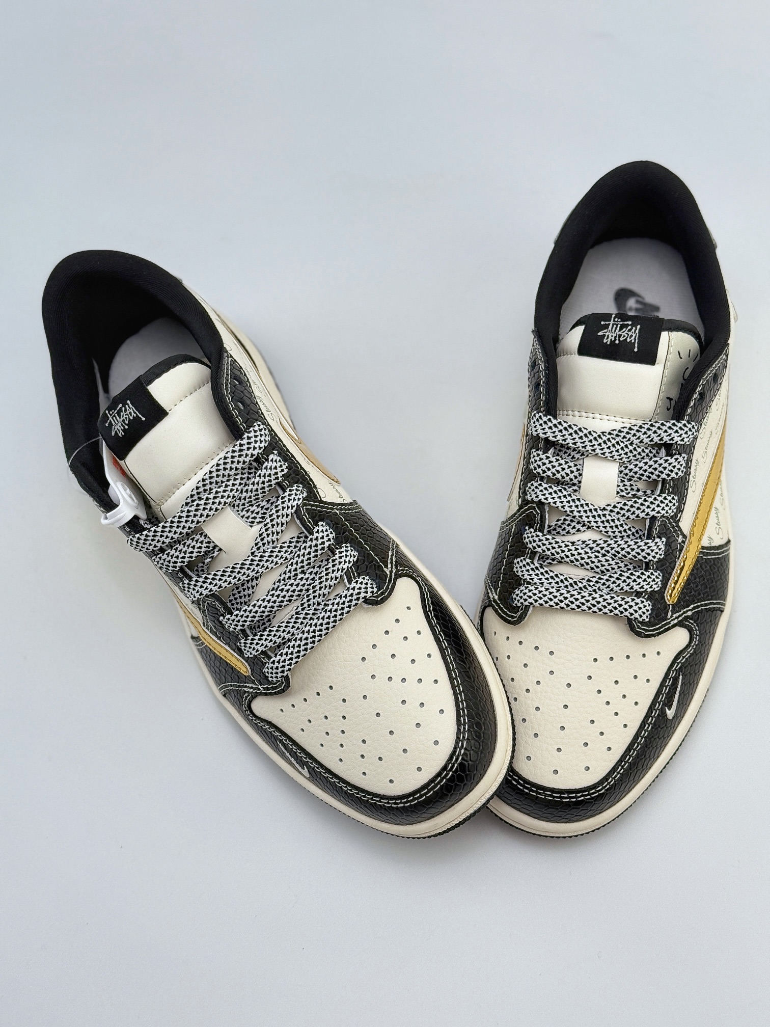 Travis Scott x Nike Air Jordan 1 Low x Stussy 米黑金 Air Jordan 1 Low 反转米黑金鳄纹倒钩 XY2688-112