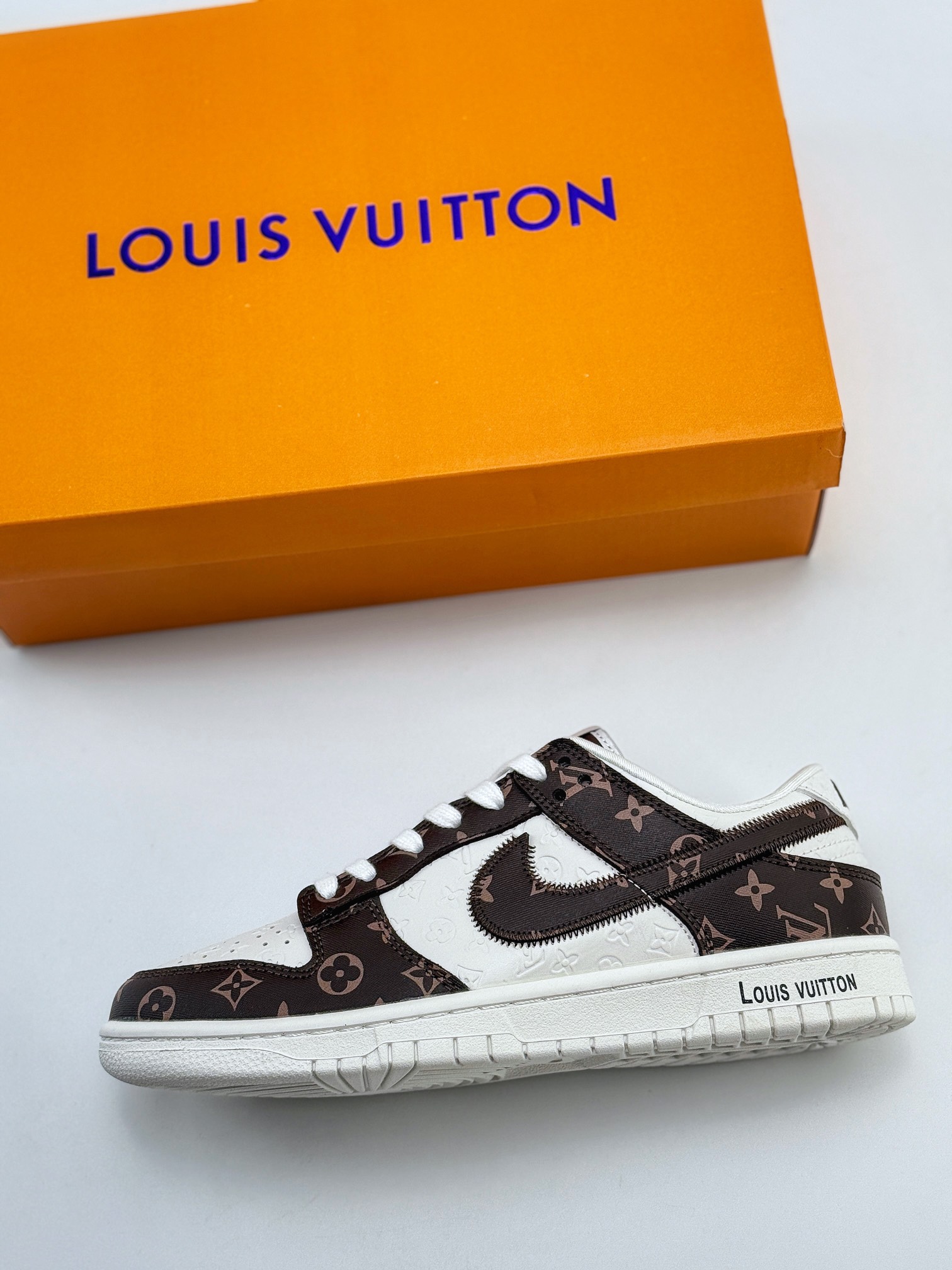 Nike SB Dunk Low x Louis Vuitton 白棕老花满印  DQ1098-360