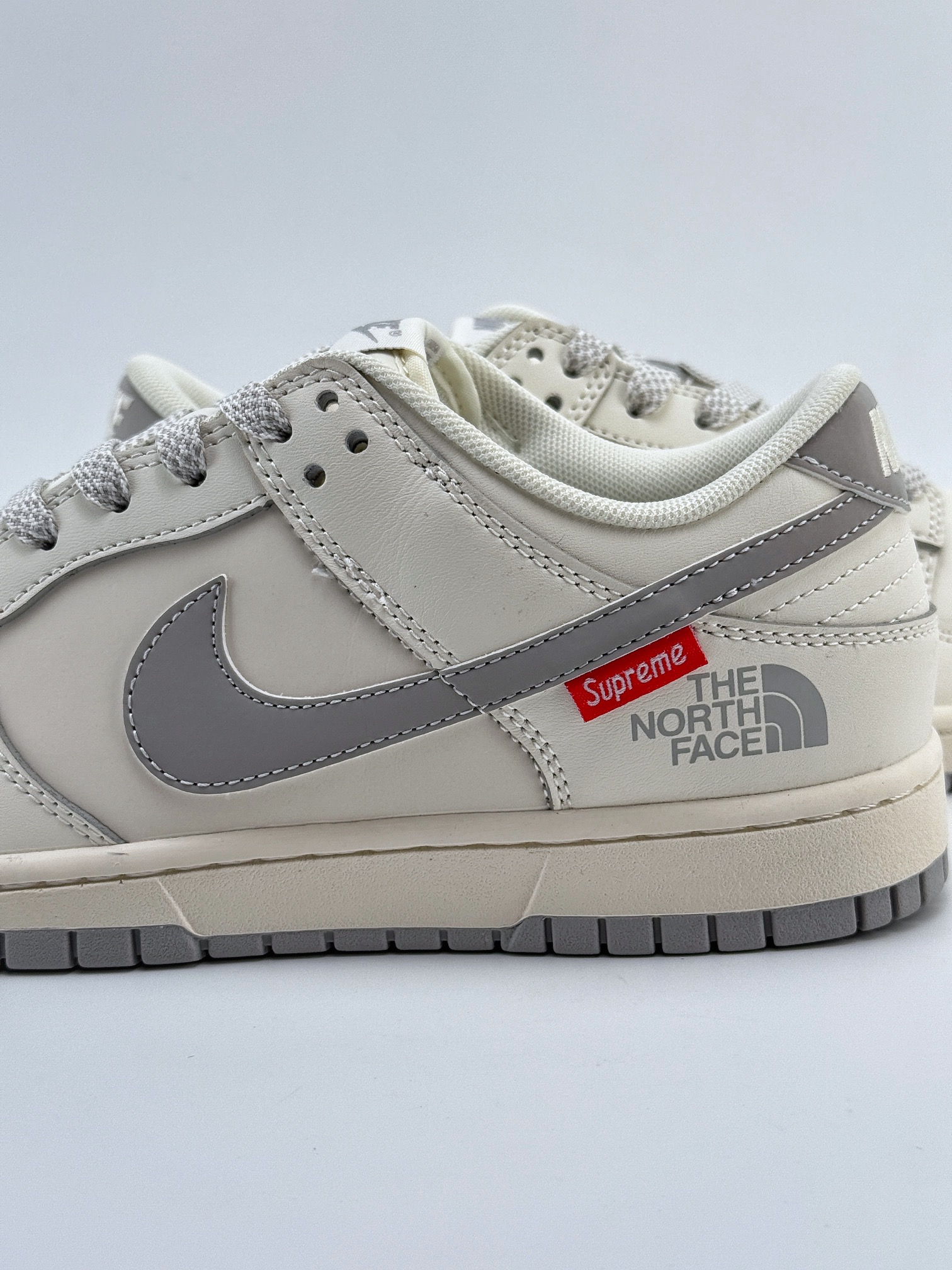 Nike SB Dunk Low x Supreme x The North Face 米灰小钩满天星  XX2025-628