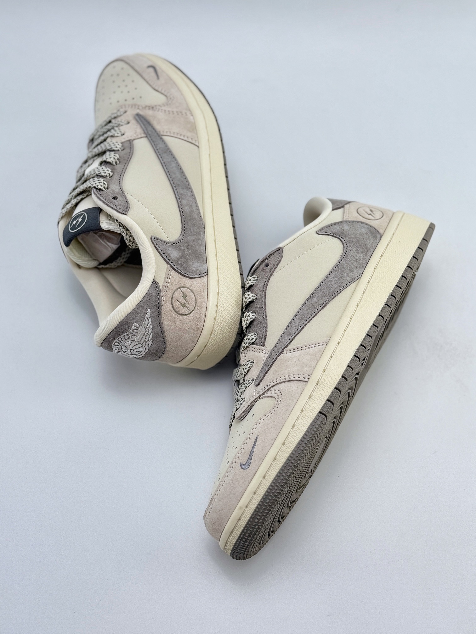 Travis Scott x Nike Air Jordan 1 Low x Fragment Design 米灰 Air Jordan 1 Low 反转米灰小钩满天星倒钩  JH6088-612