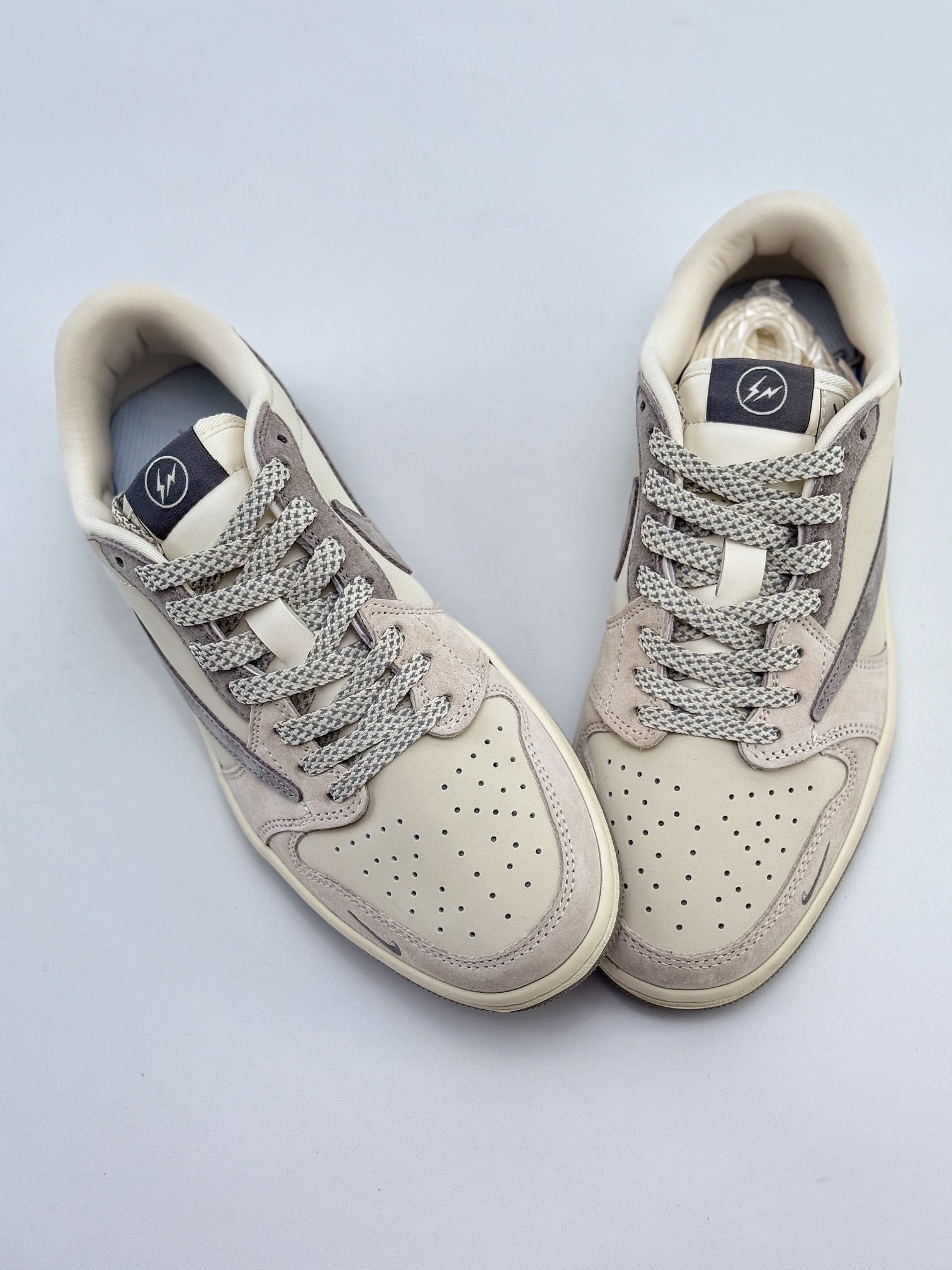 Travis Scott x Nike Air Jordan 1 Low x Fragment Design 米灰 Air Jordan 1 Low 反转米灰小钩满天星倒钩  JH6088-612