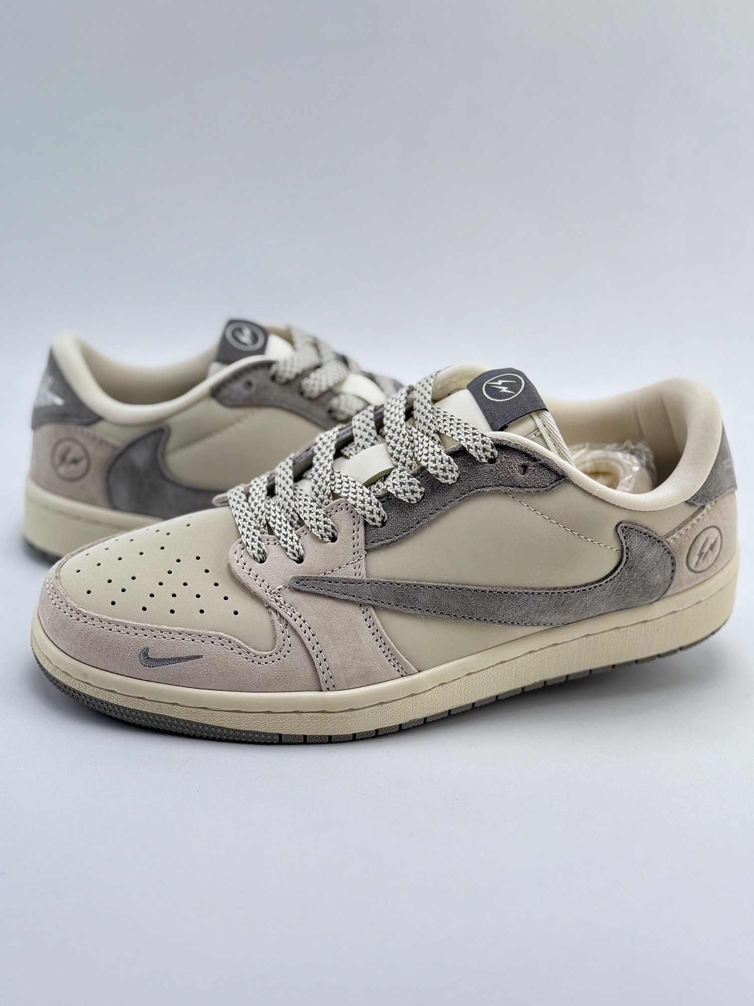 Travis Scott x Nike Air Jordan 1 Low x Fragment Design 米灰 Air Jordan 1 Low 反转米灰小钩满天星倒钩  JH6088-612