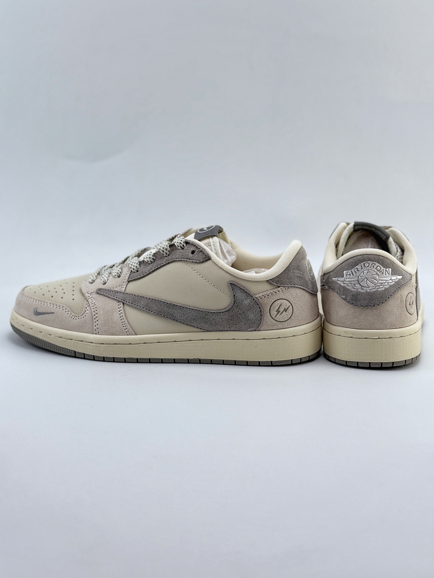 Travis Scott x Nike Air Jordan 1 Low x Fragment Design 米灰 Air Jordan 1 Low 反转米灰小钩满天星倒钩  JH6088-612