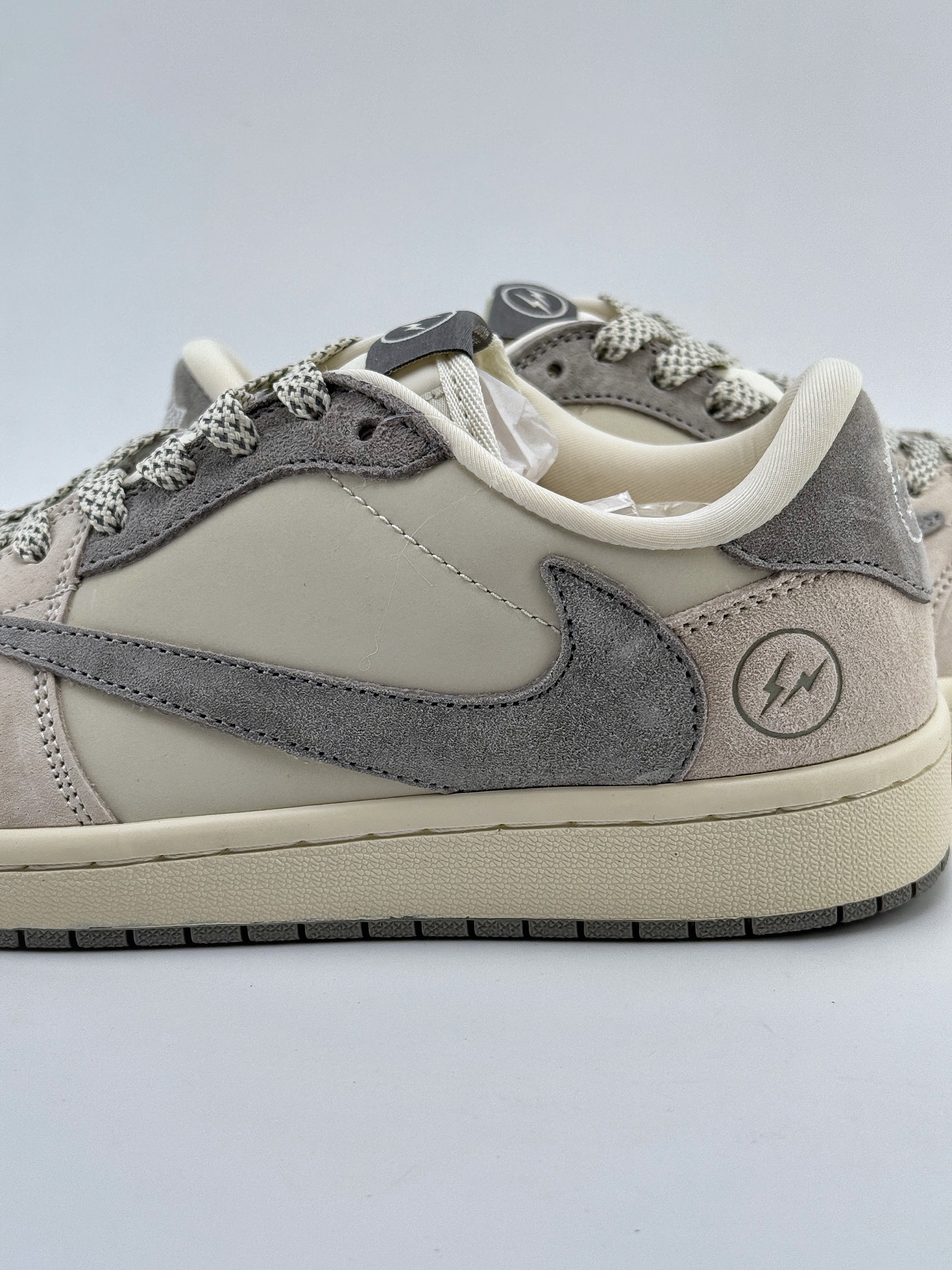 Travis Scott x Nike Air Jordan 1 Low x Fragment Design 米灰 Air Jordan 1 Low 反转米灰小钩满天星倒钩  JH6088-612