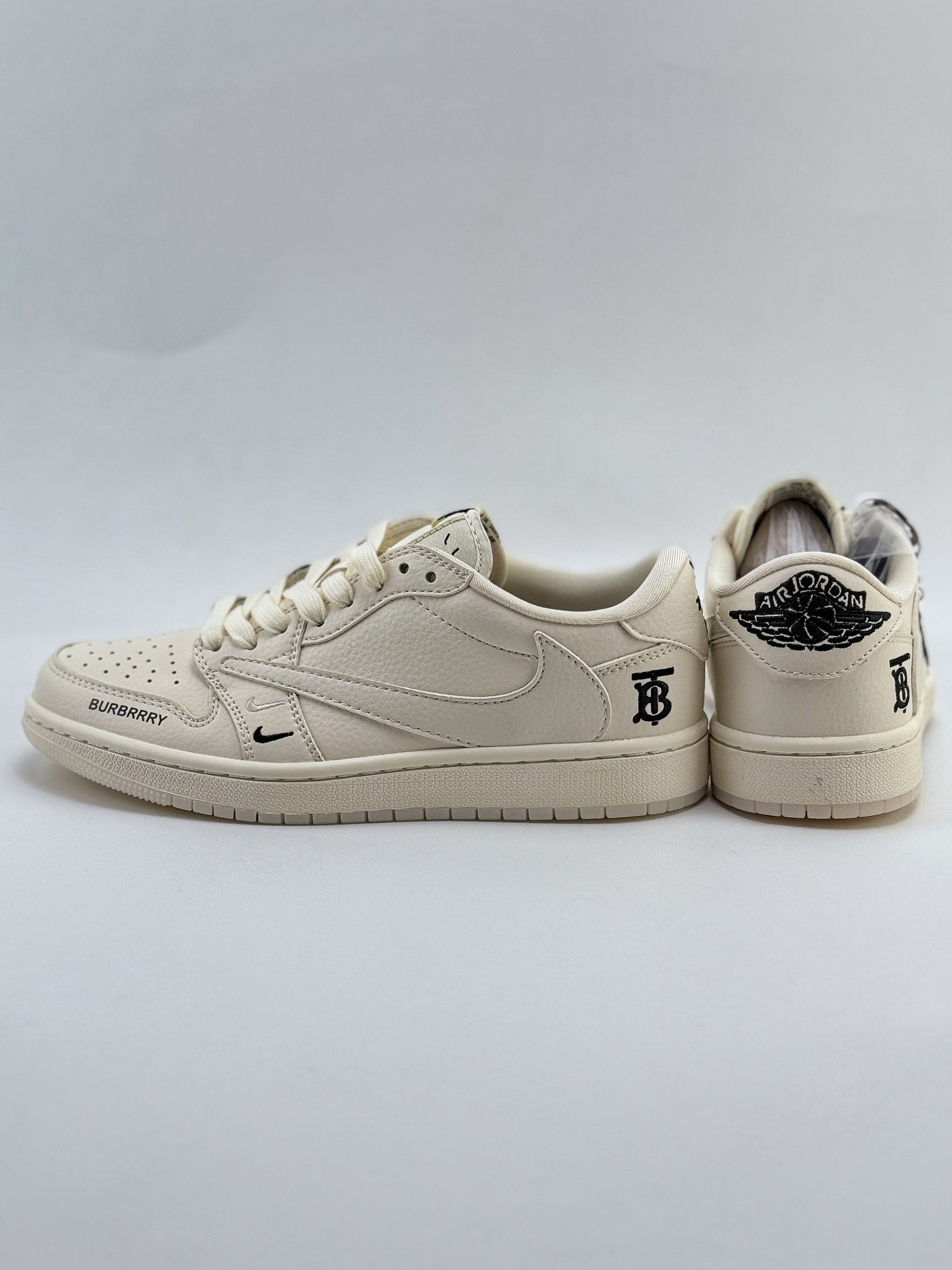 Travis Scott x Nike Air Jordan 1 Low x Burbrry 米白 Air Jordan 1 Low 反转米白双小钩倒钩 BB6588-313