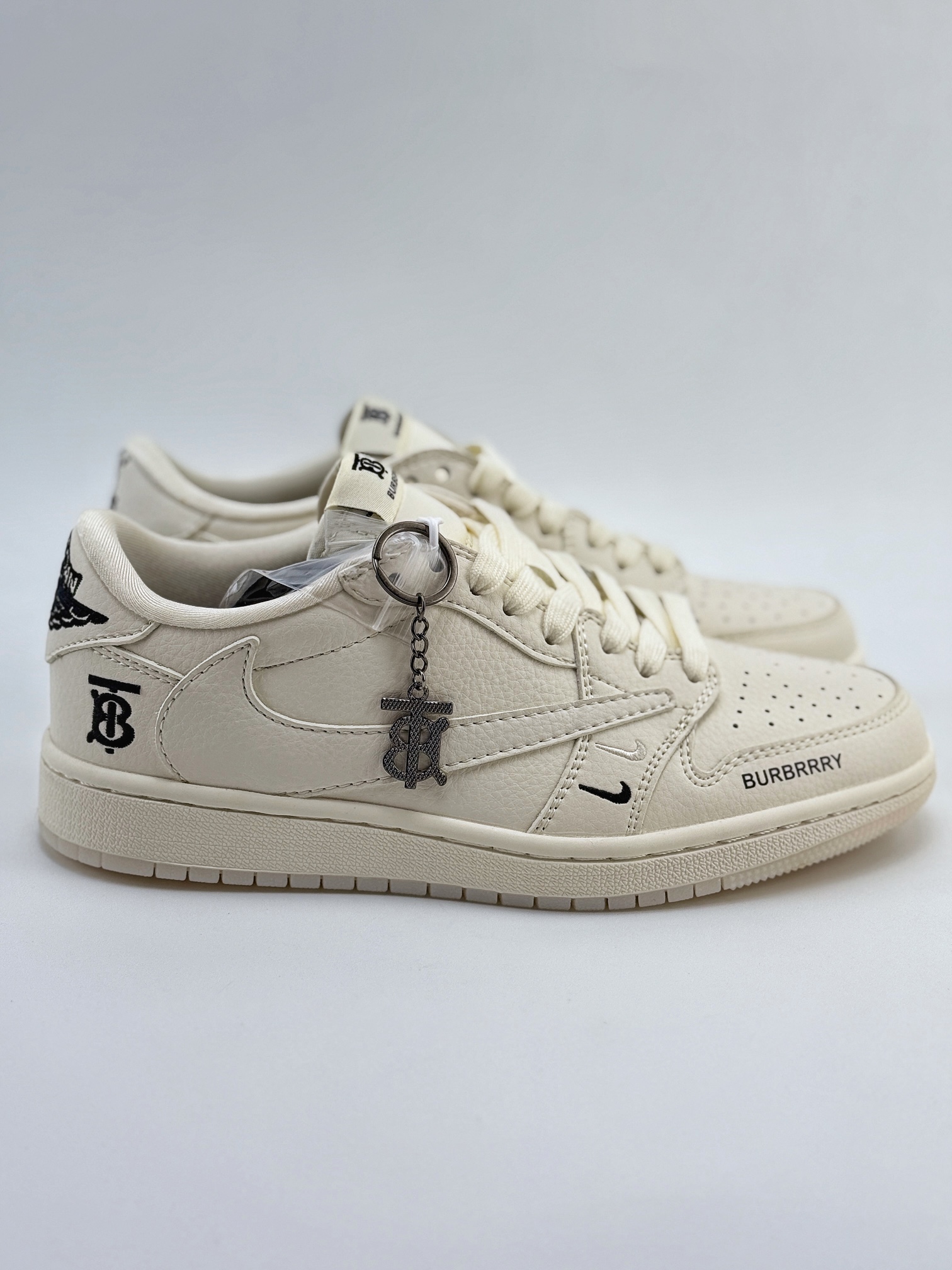 Travis Scott x Nike Air Jordan 1 Low x Burbrry 米白 Air Jordan 1 Low 反转米白双小钩倒钩 BB6588-313