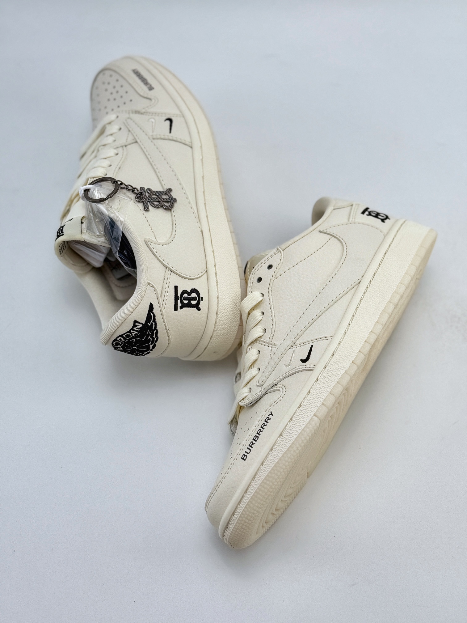 Travis Scott x Nike Air Jordan 1 Low x Burbrry 米白 Air Jordan 1 Low 反转米白双小钩倒钩 BB6588-313