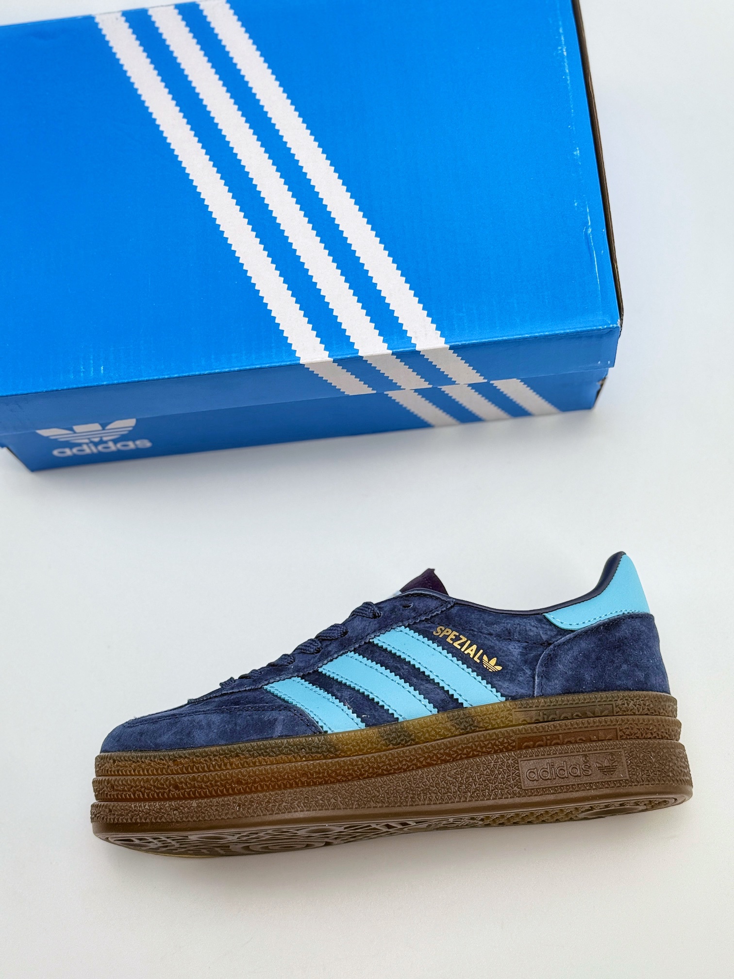 adidas originals Samba Handball Spezial 此款以简约大方的造型设计  SD7634