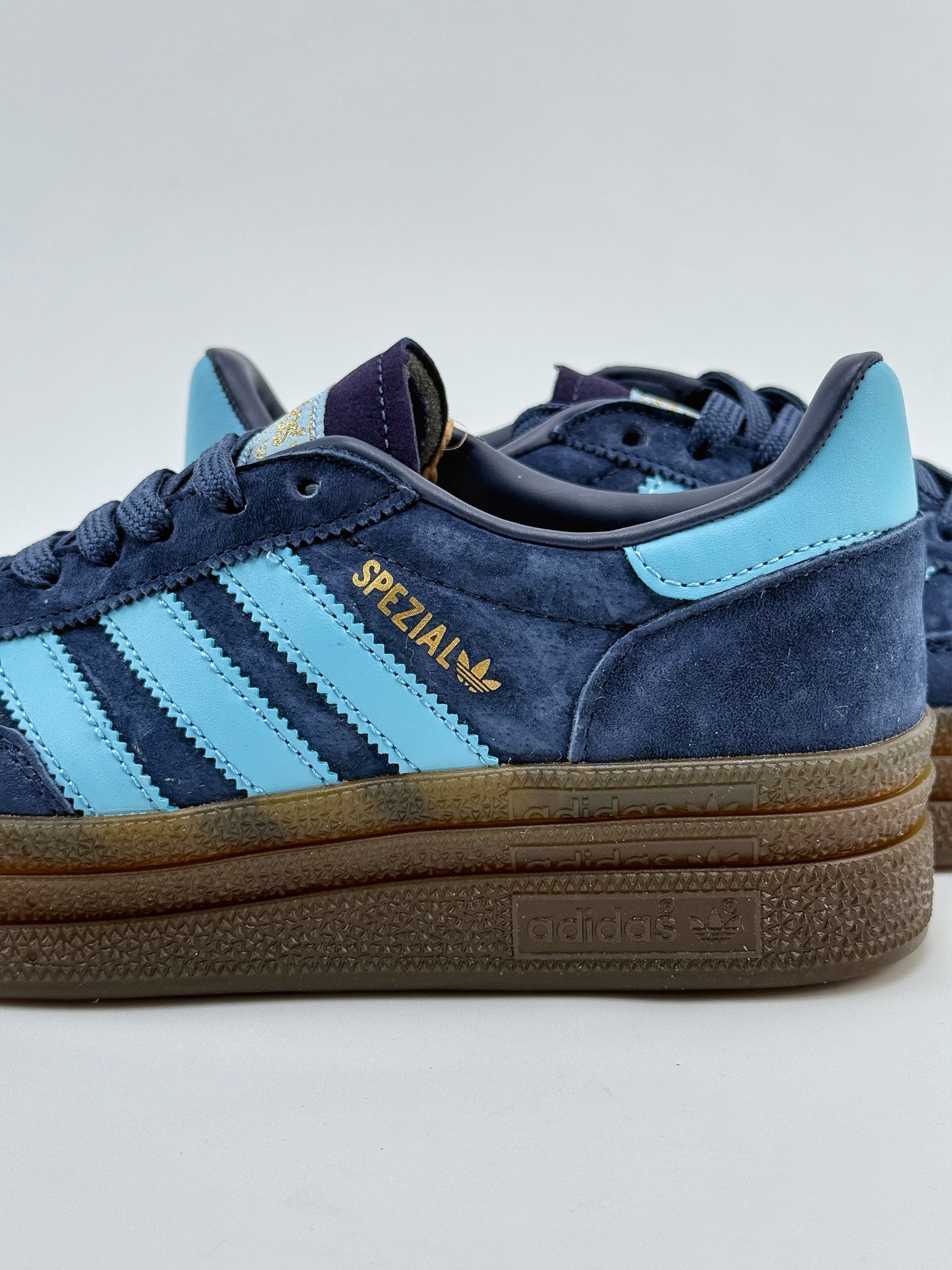 adidas originals Samba Handball Spezial 此款以简约大方的造型设计  SD7634