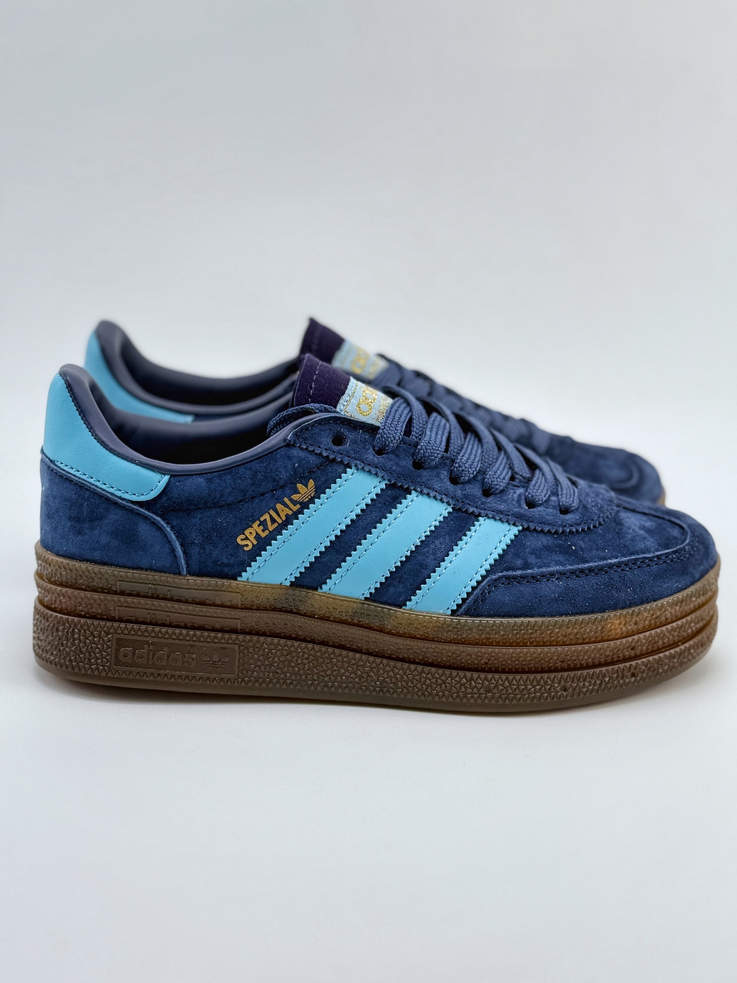 adidas originals Samba Handball Spezial 此款以简约大方的造型设计  SD7634