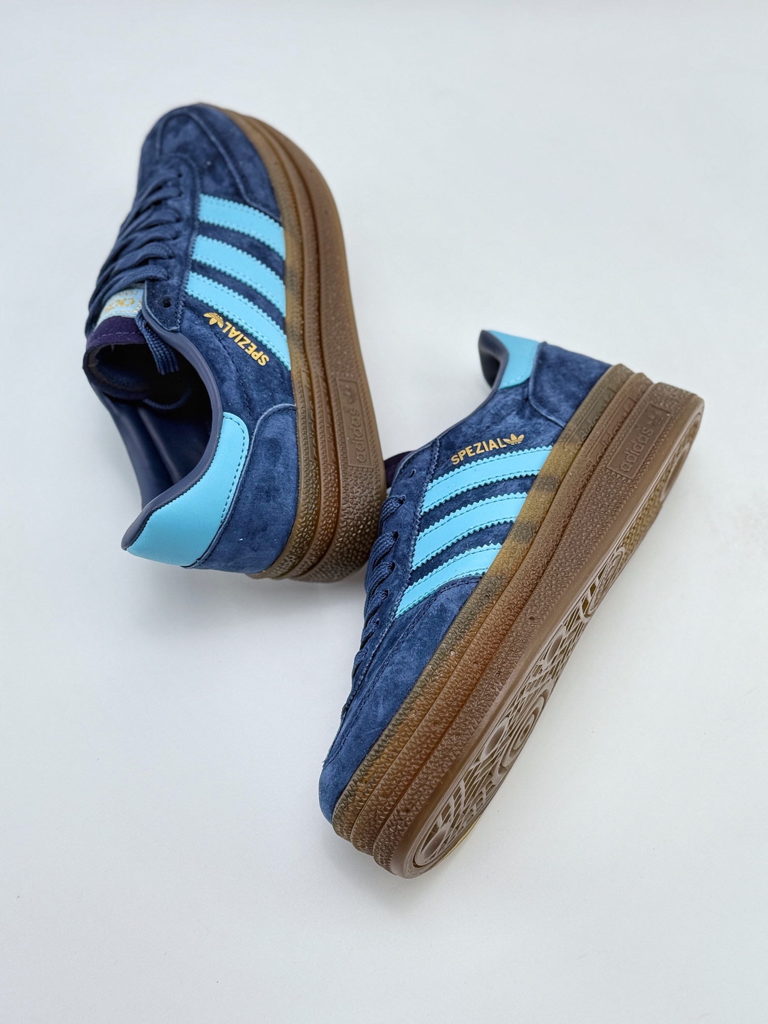 adidas originals Samba Handball Spezial 此款以简约大方的造型设计  SD7634