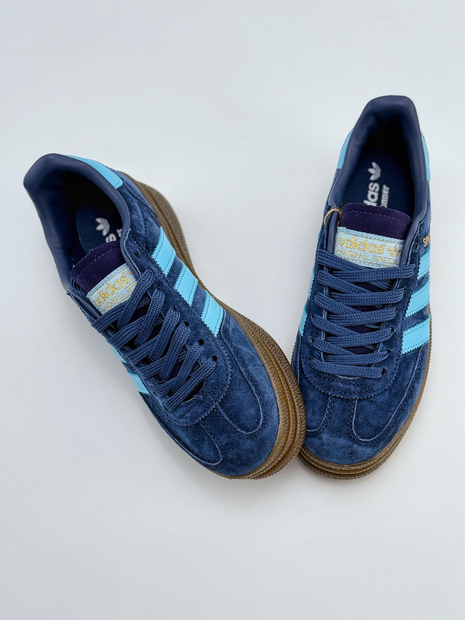 adidas originals Samba Handball Spezial 此款以简约大方的造型设计  SD7634