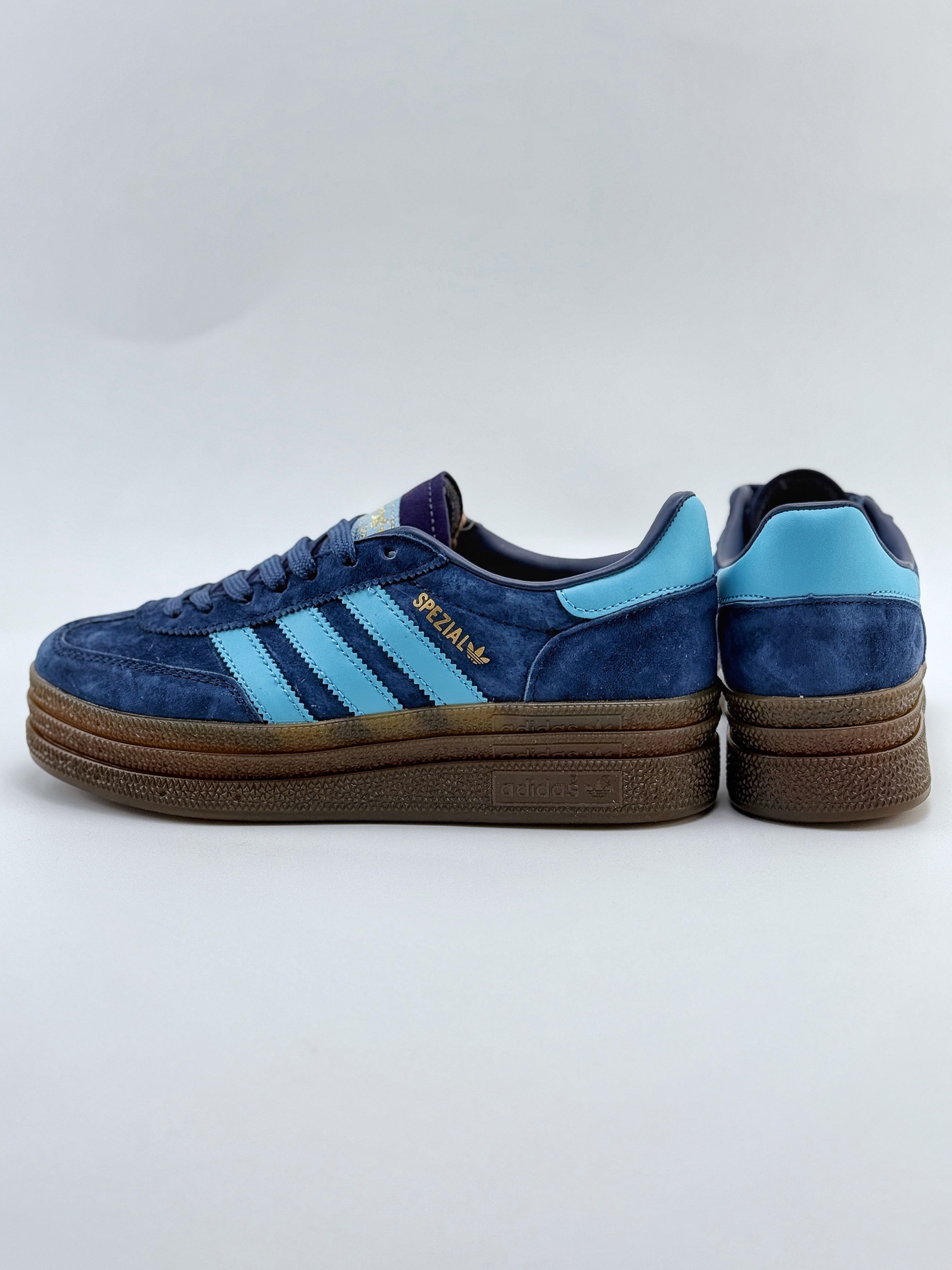 adidas originals Samba Handball Spezial 此款以简约大方的造型设计  SD7634