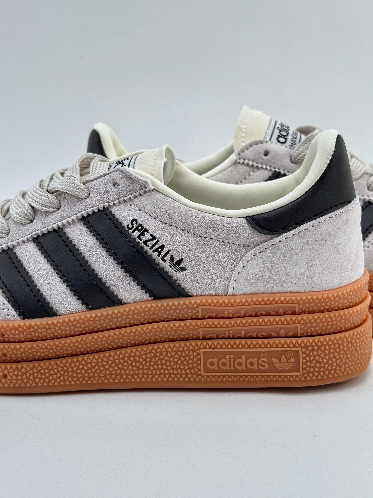 adidas originals Samba Handball Spezial 此款以简约大方的造型设计  SD3031