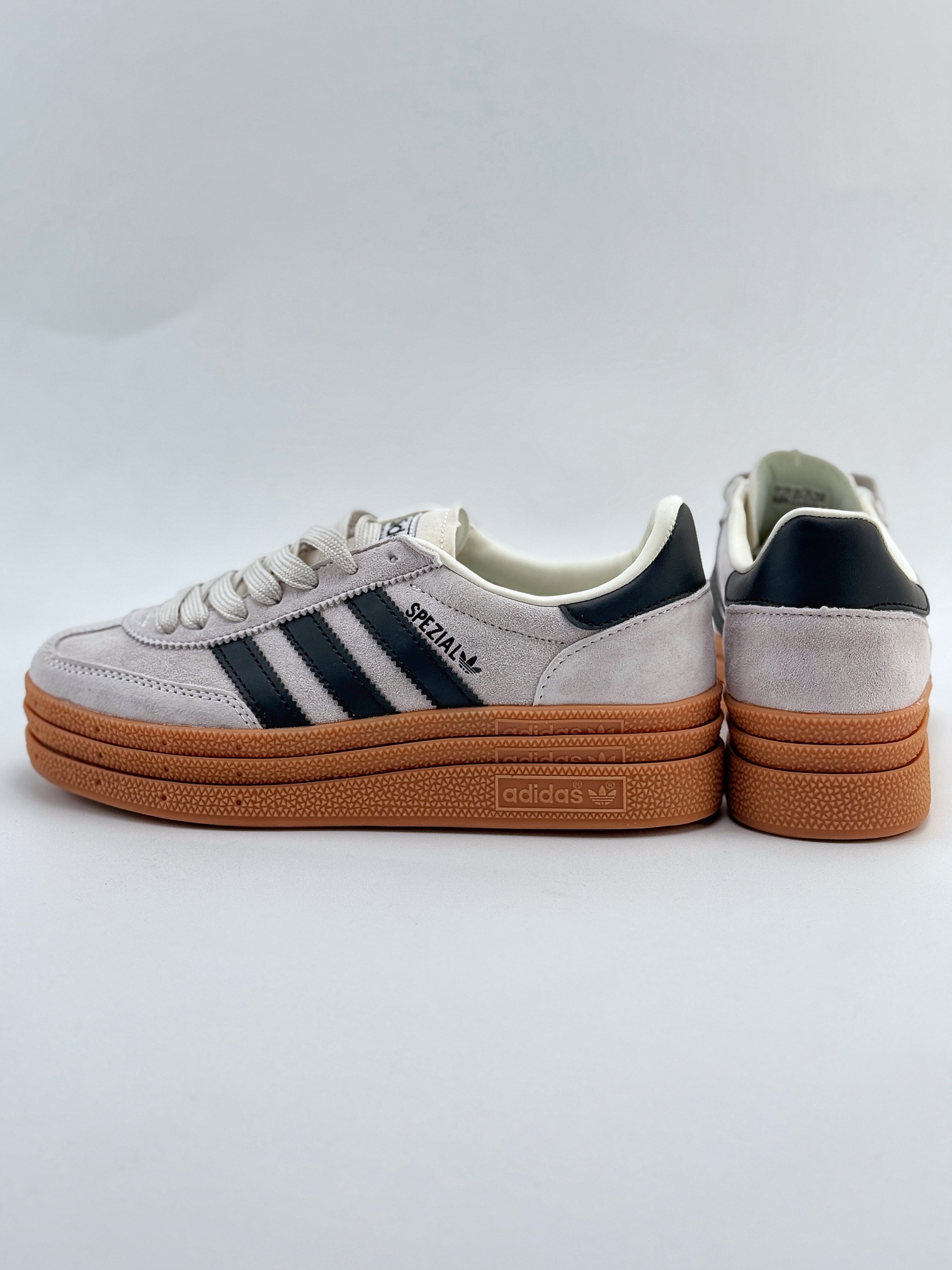 adidas originals Samba Handball Spezial 此款以简约大方的造型设计  SD3031