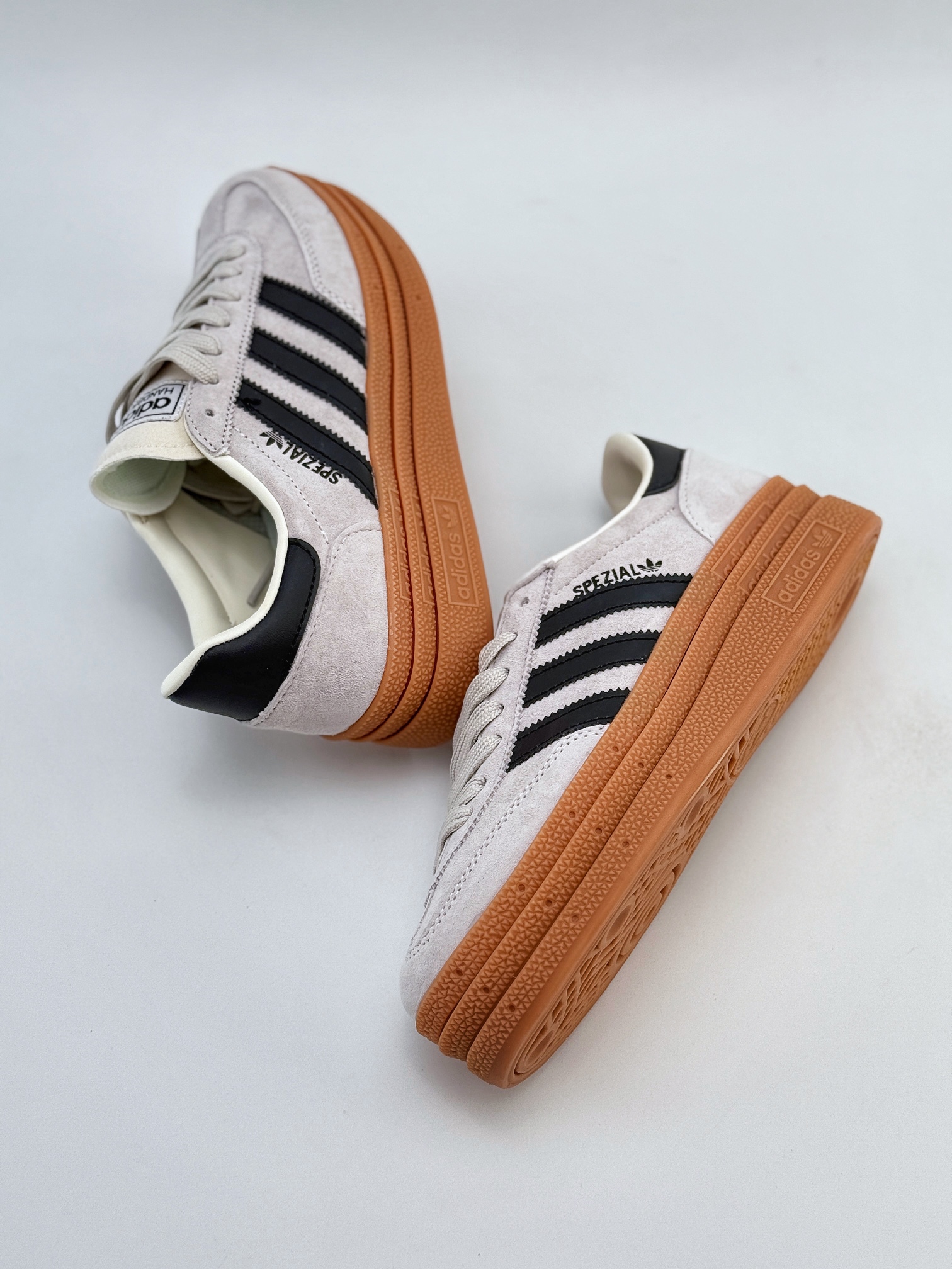 adidas originals Samba Handball Spezial 此款以简约大方的造型设计  SD3031