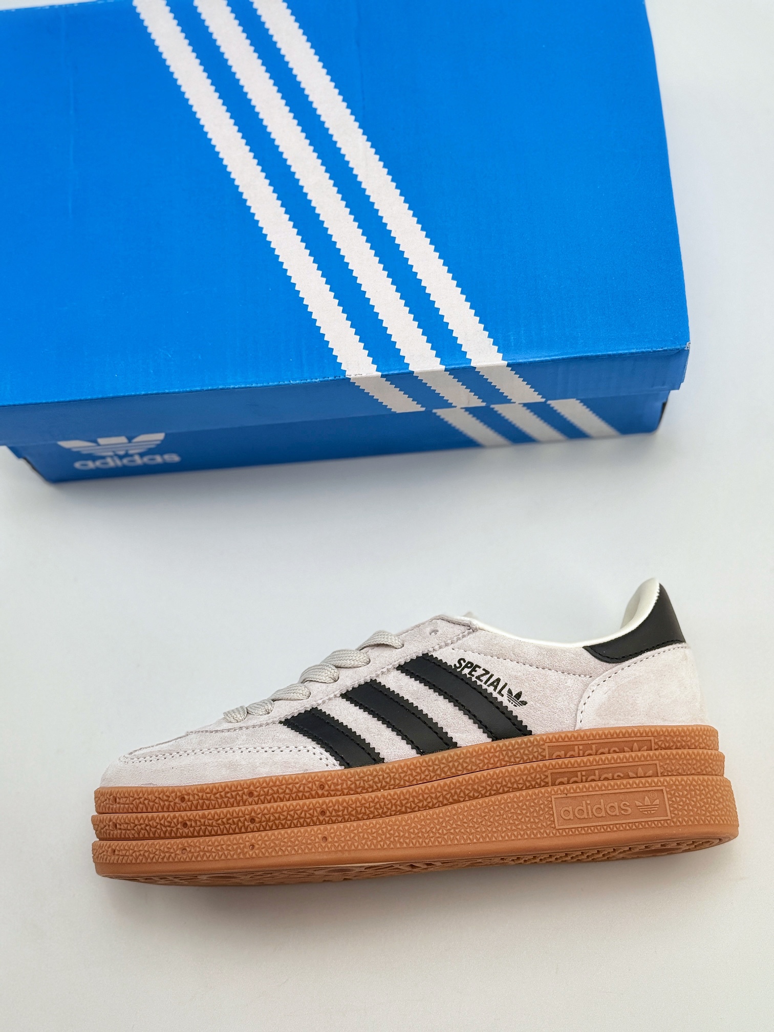 adidas originals Samba Handball Spezial 此款以简约大方的造型设计  SD3031