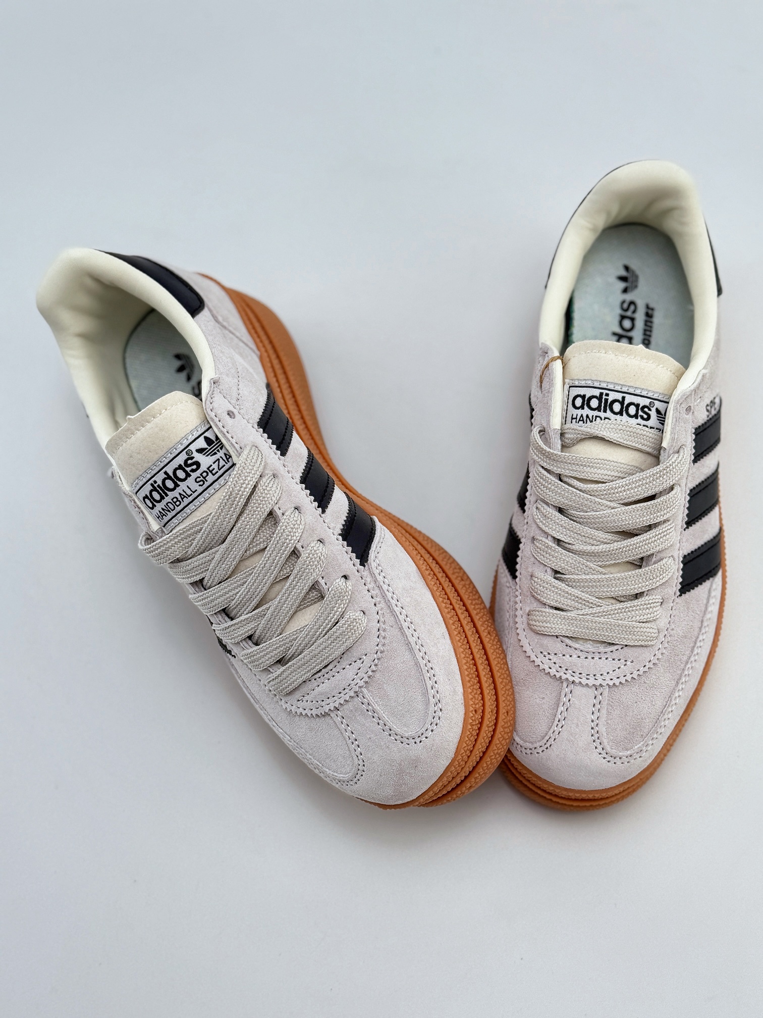 adidas originals Samba Handball Spezial 此款以简约大方的造型设计  SD3031