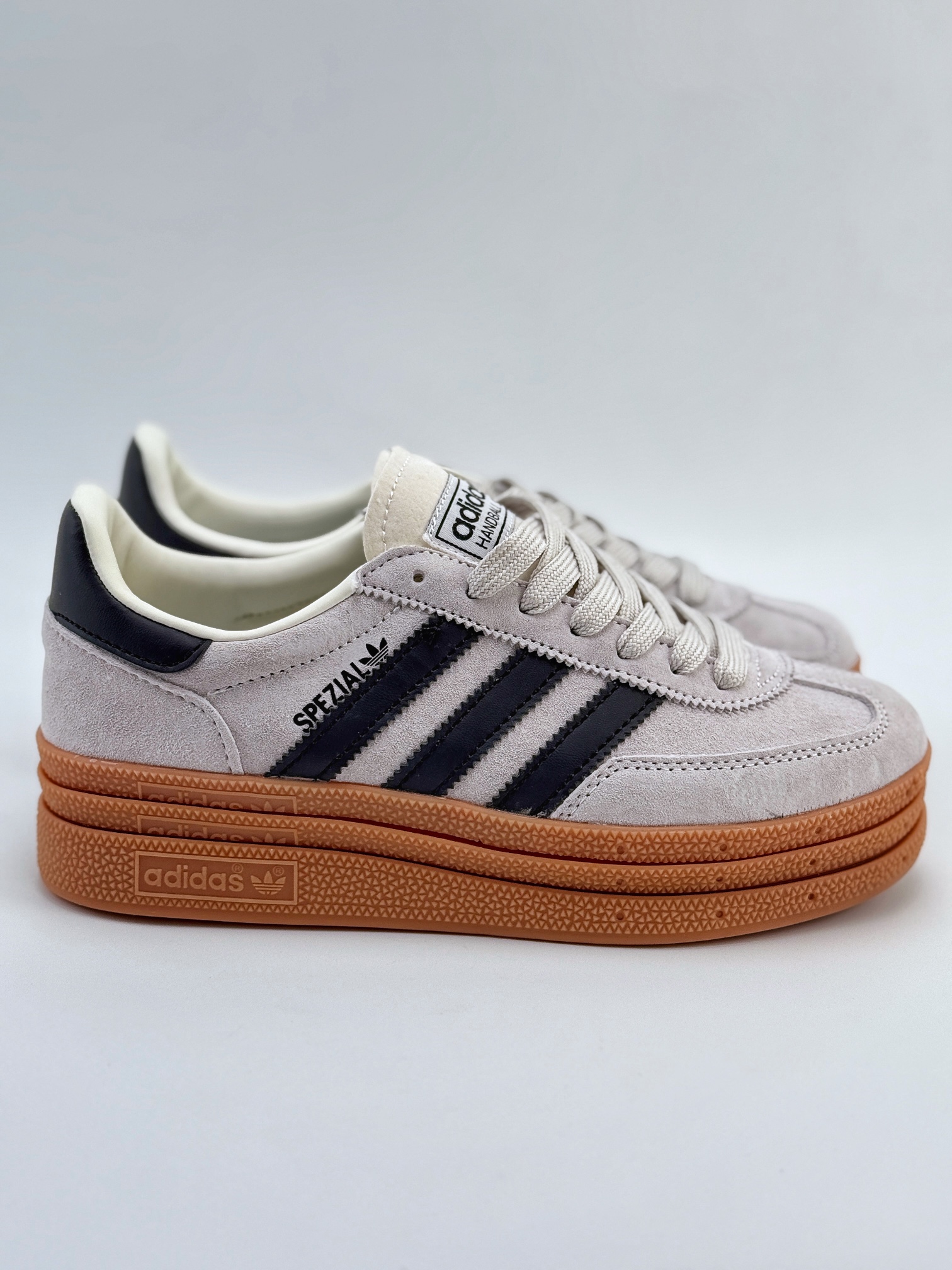 adidas originals Samba Handball Spezial 此款以简约大方的造型设计  SD3031