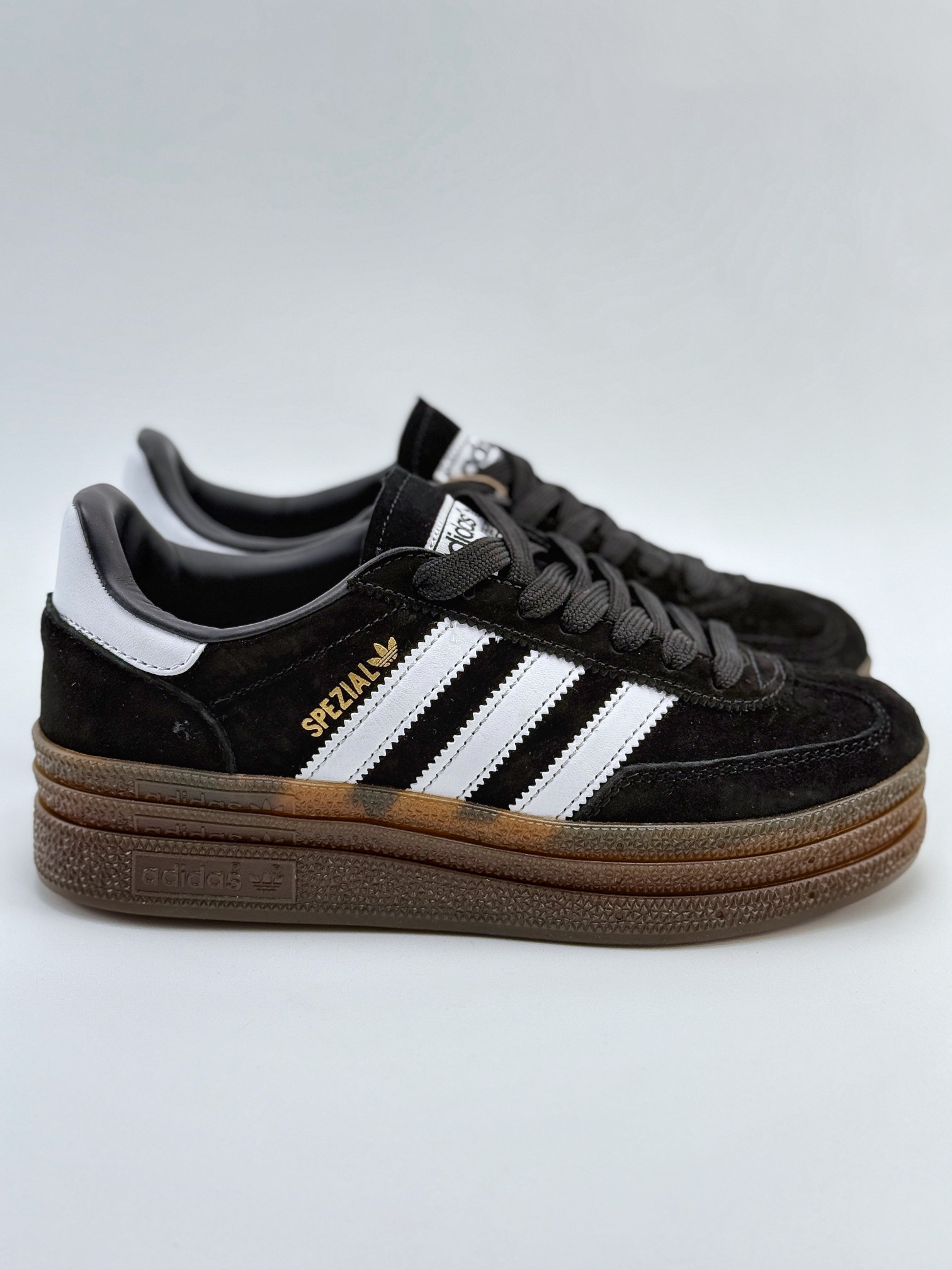 adidas originals Samba Handball Spezial 此款以简约大方的造型设计 SD3021