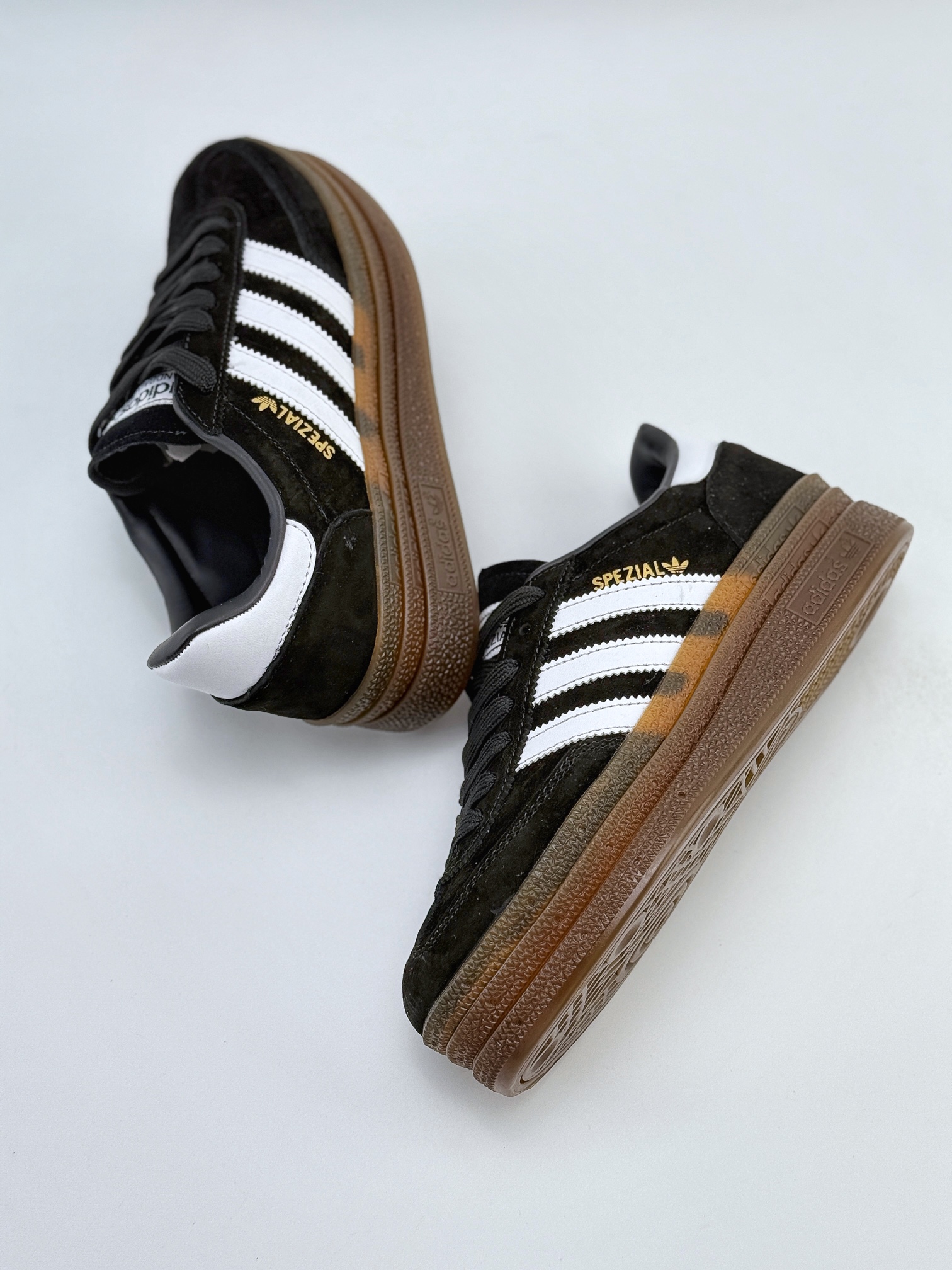 adidas originals Samba Handball Spezial 此款以简约大方的造型设计 SD3021