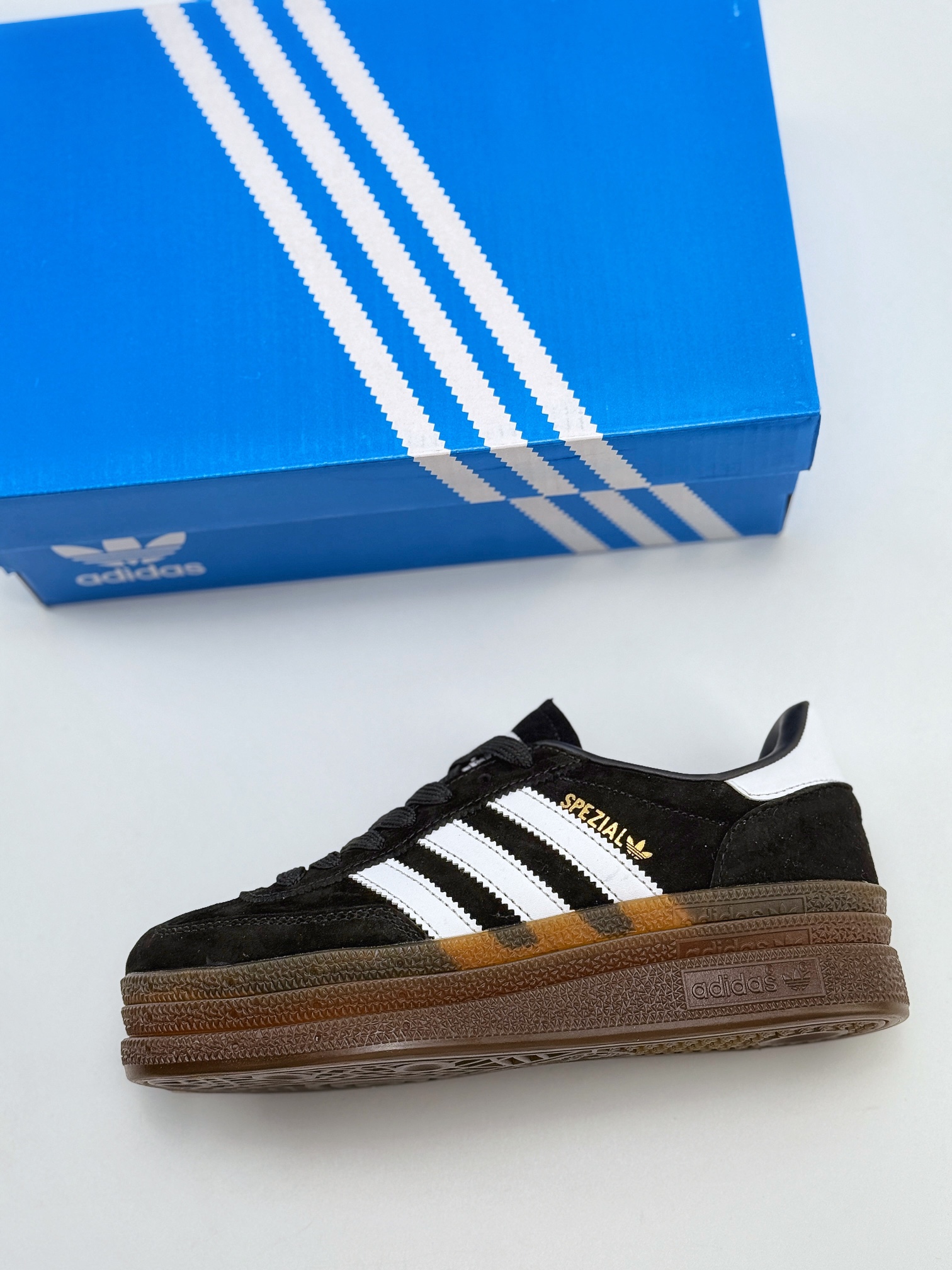 adidas originals Samba Handball Spezial 此款以简约大方的造型设计 SD3021