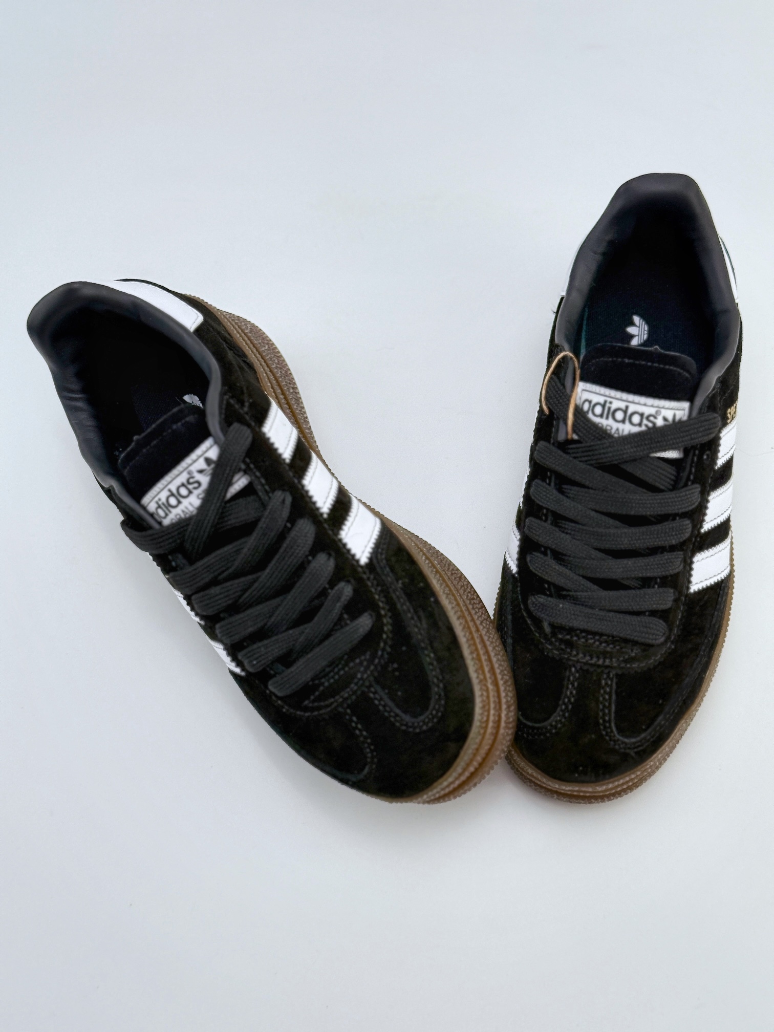 adidas originals Samba Handball Spezial 此款以简约大方的造型设计 SD3021