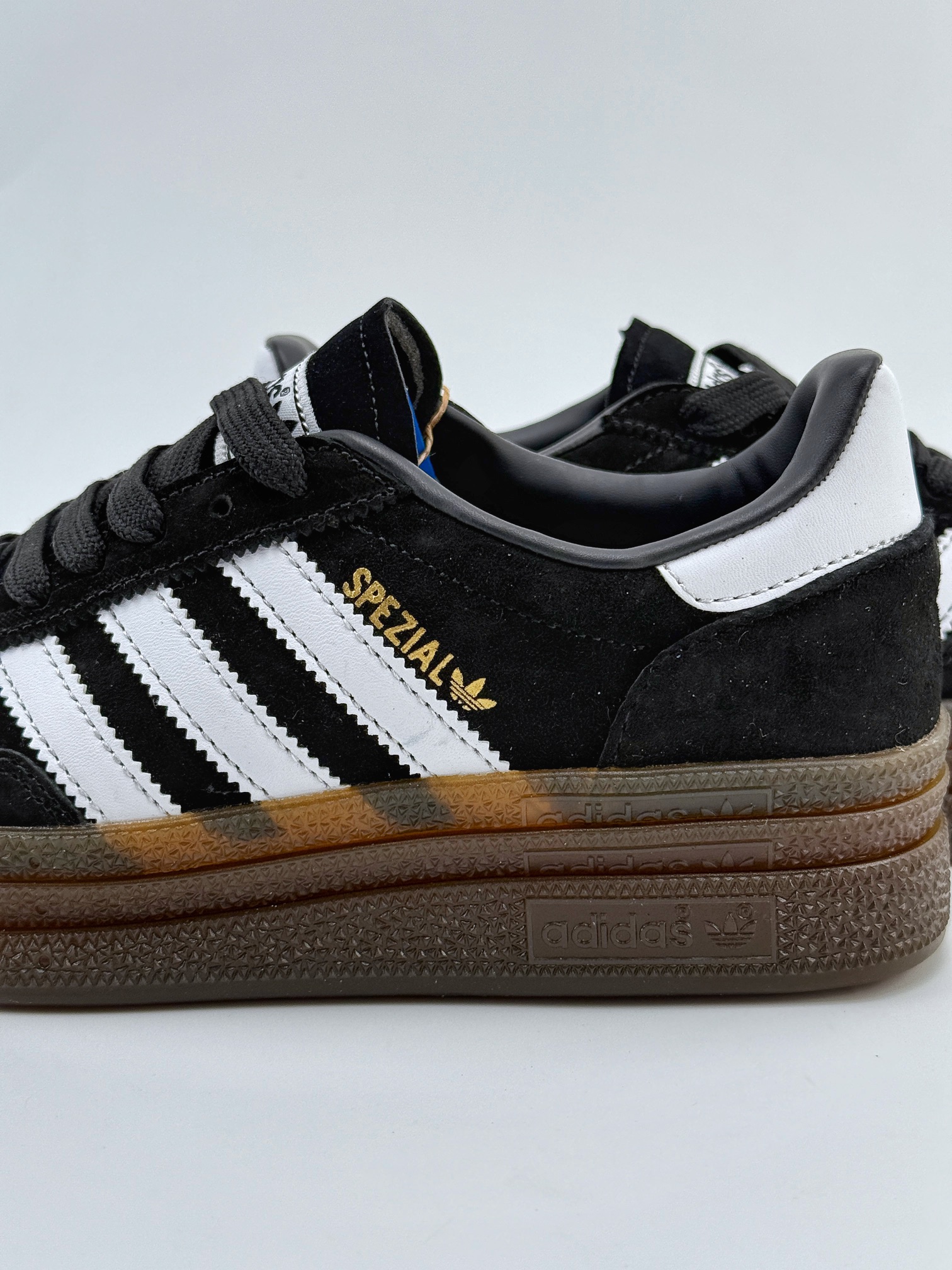 adidas originals Samba Handball Spezial 此款以简约大方的造型设计 SD3021