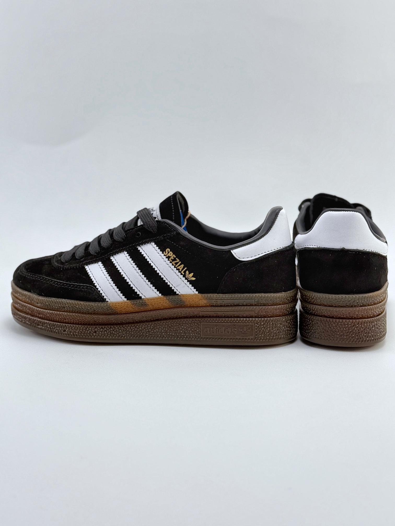 adidas originals Samba Handball Spezial 此款以简约大方的造型设计 SD3021