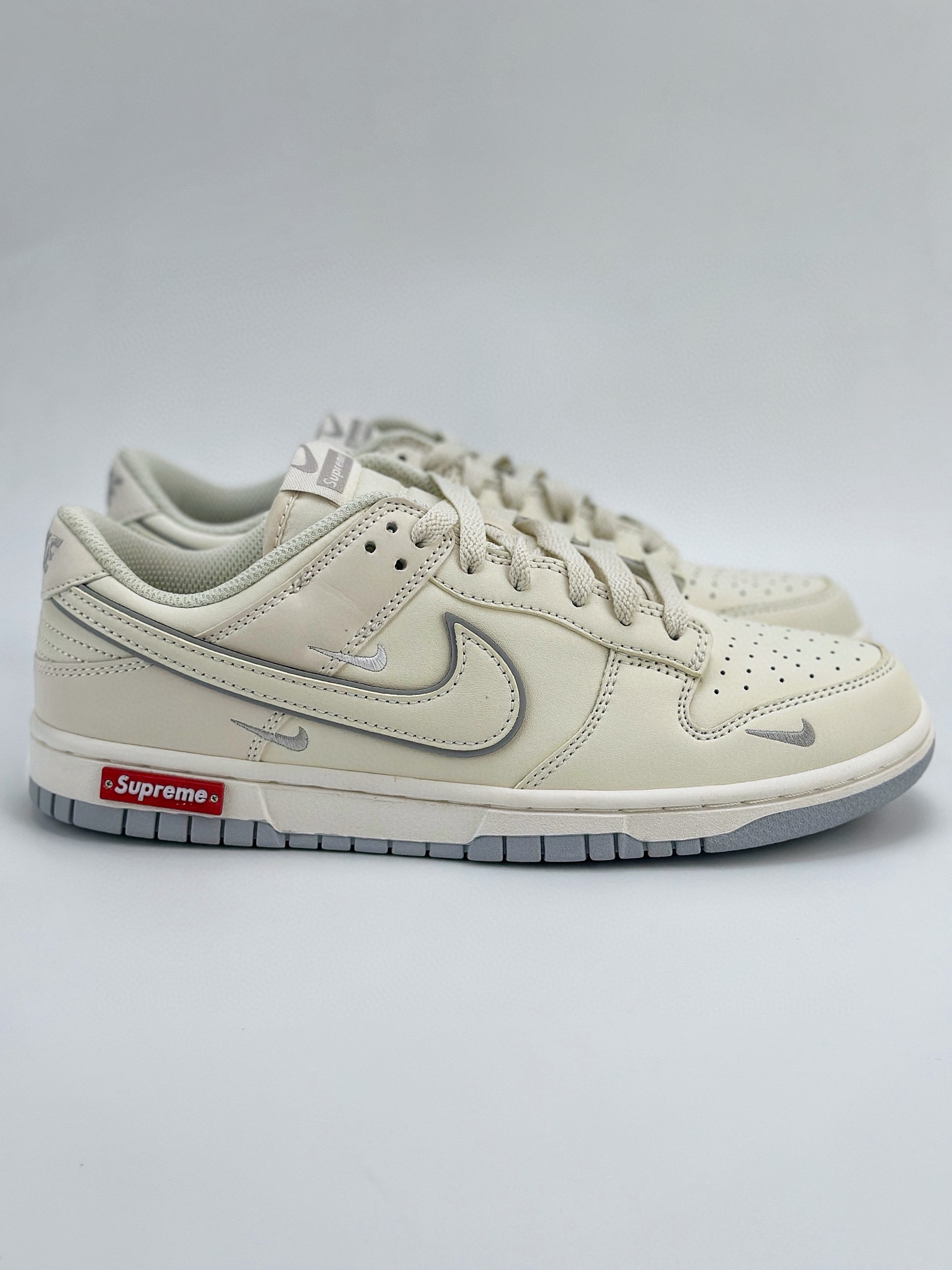 NIKE SB Dunk Low x Supreme 白灰三小钩 DJ2024-005