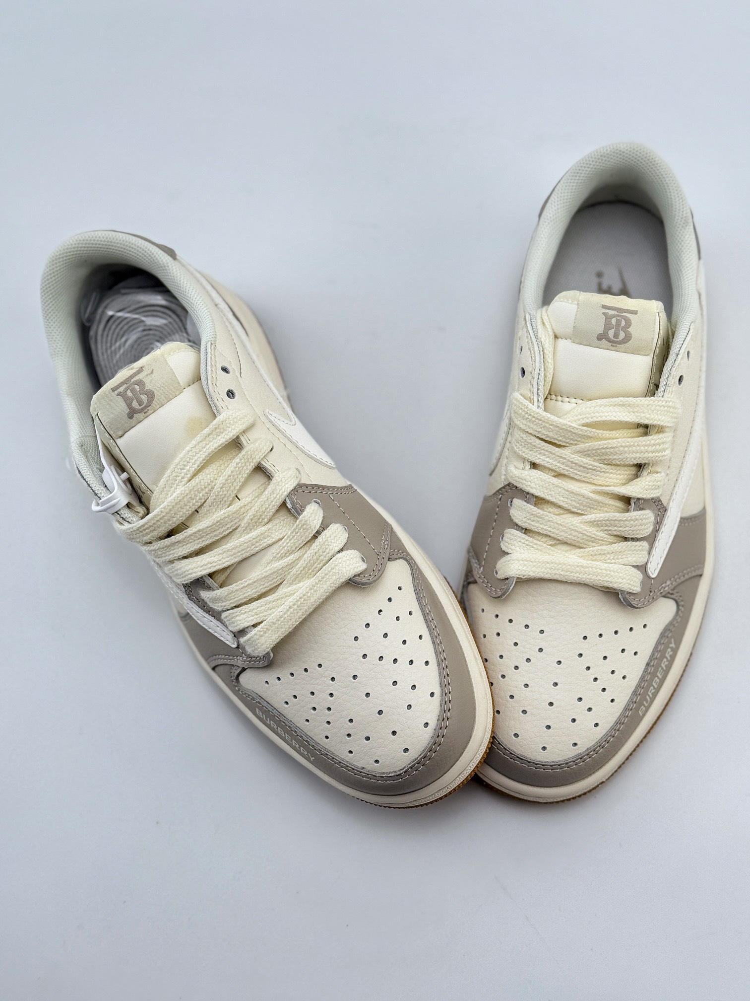 Travis Scott x Nike Air Jordan 1 Low x Burbrry 米灰 Air Jordan 1 Low 反转米灰倒钩  QY0966-119