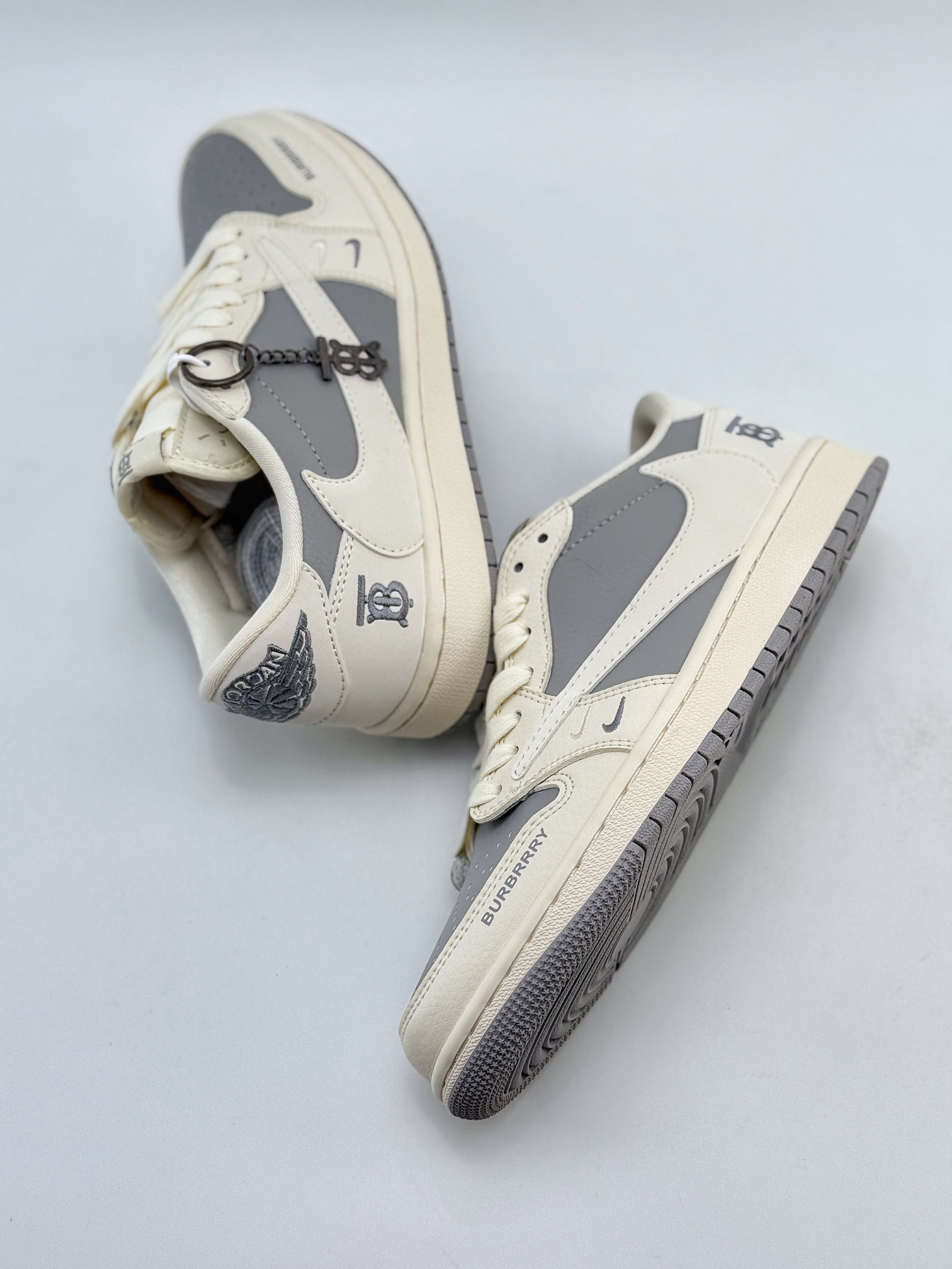 Travis Scott x Nike Air Jordan 1 Low x BURBRRY Air Jordan 1 Low 反转米灰双小钩倒钩 BB6588-315