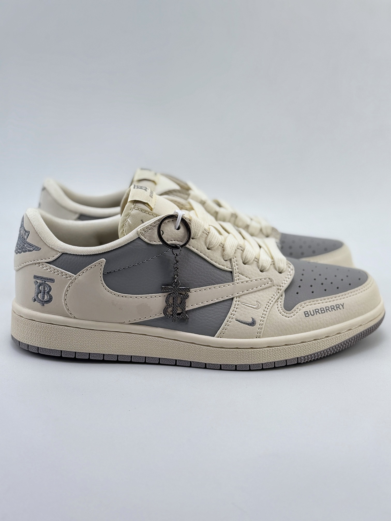 Travis Scott x Nike Air Jordan 1 Low x BURBRRY Air Jordan 1 Low 反转米灰双小钩倒钩 BB6588-315