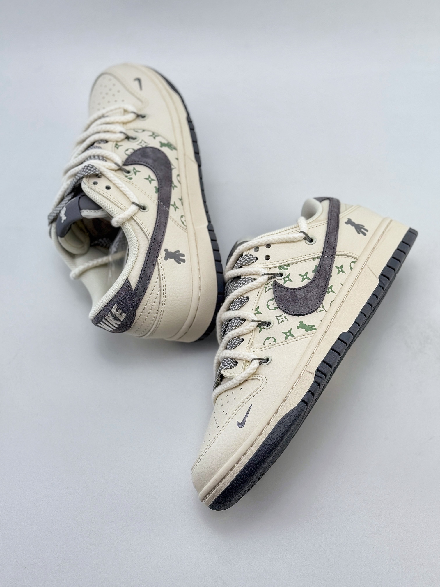 Nike SB Dunk Low x Louis Vuitton x Bearbrick 白灰小钩绑带满天星  SJ2068-290