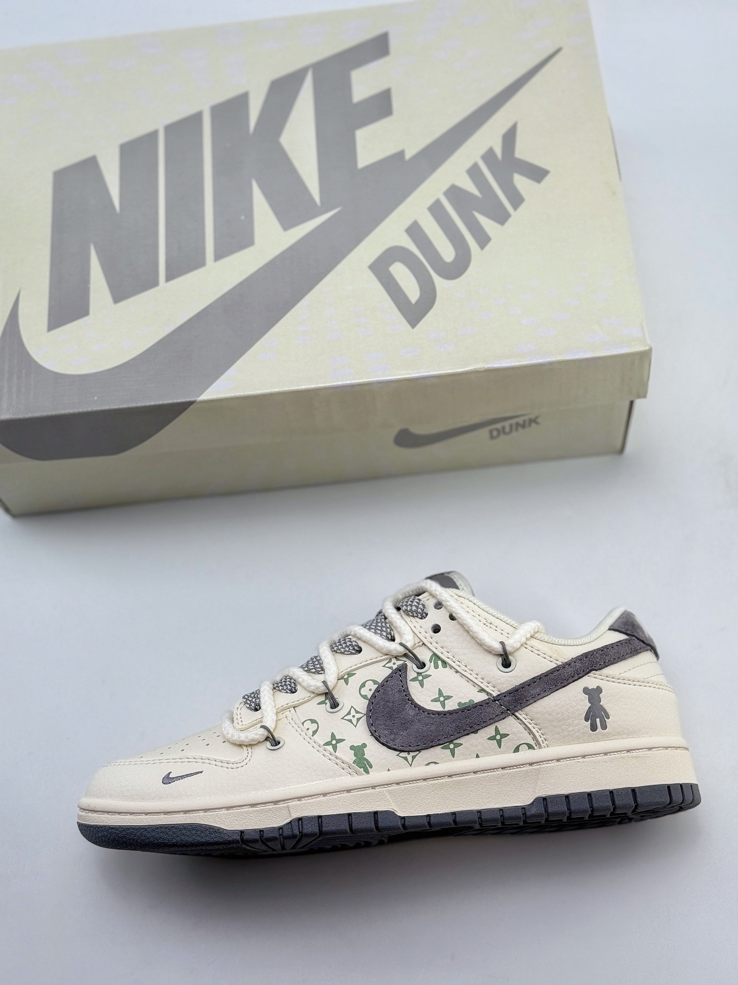 Nike SB Dunk Low x Louis Vuitton x Bearbrick 白灰小钩绑带满天星  SJ2068-290