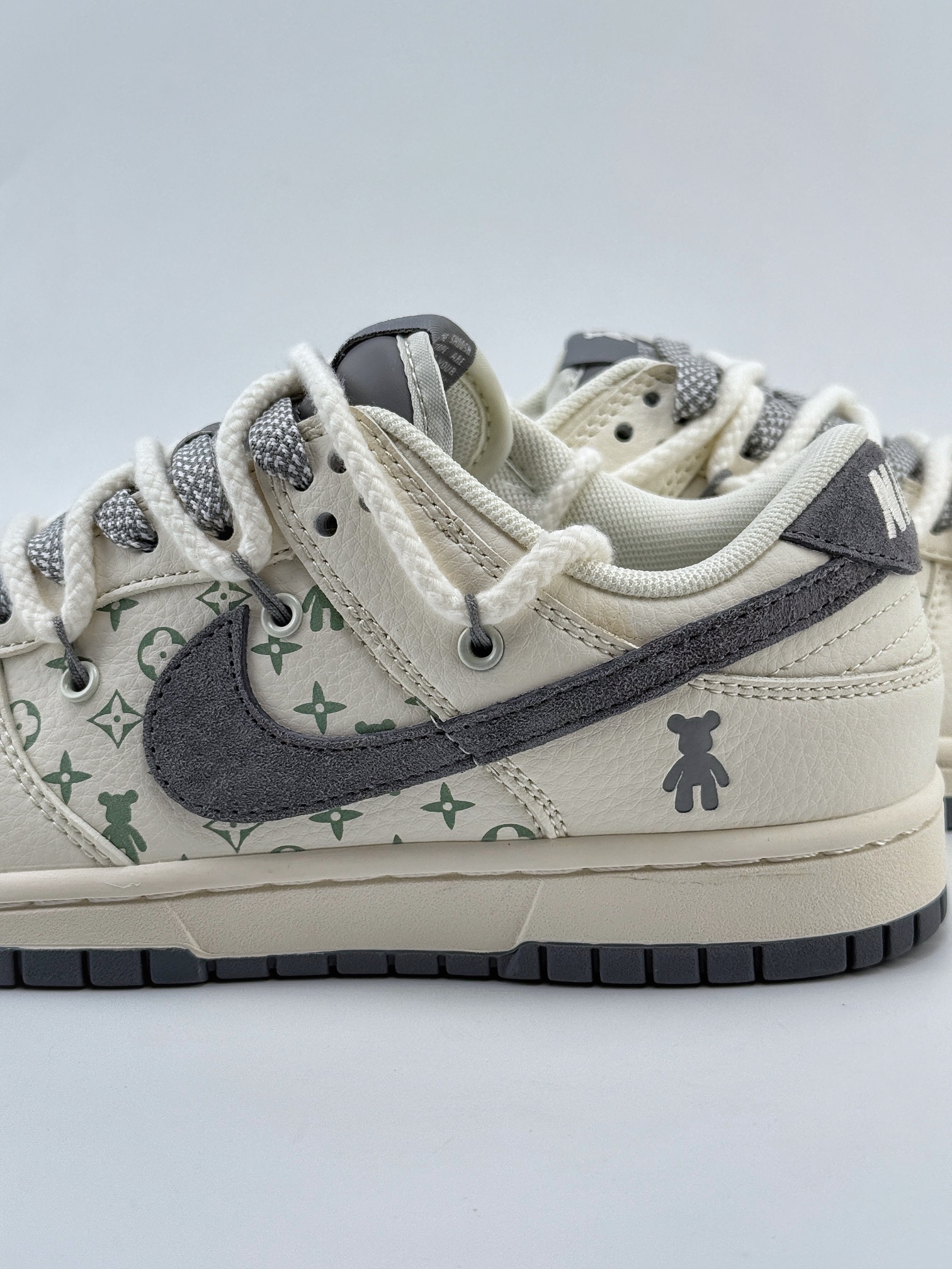 Nike SB Dunk Low x Louis Vuitton x Bearbrick 白灰小钩绑带满天星  SJ2068-290