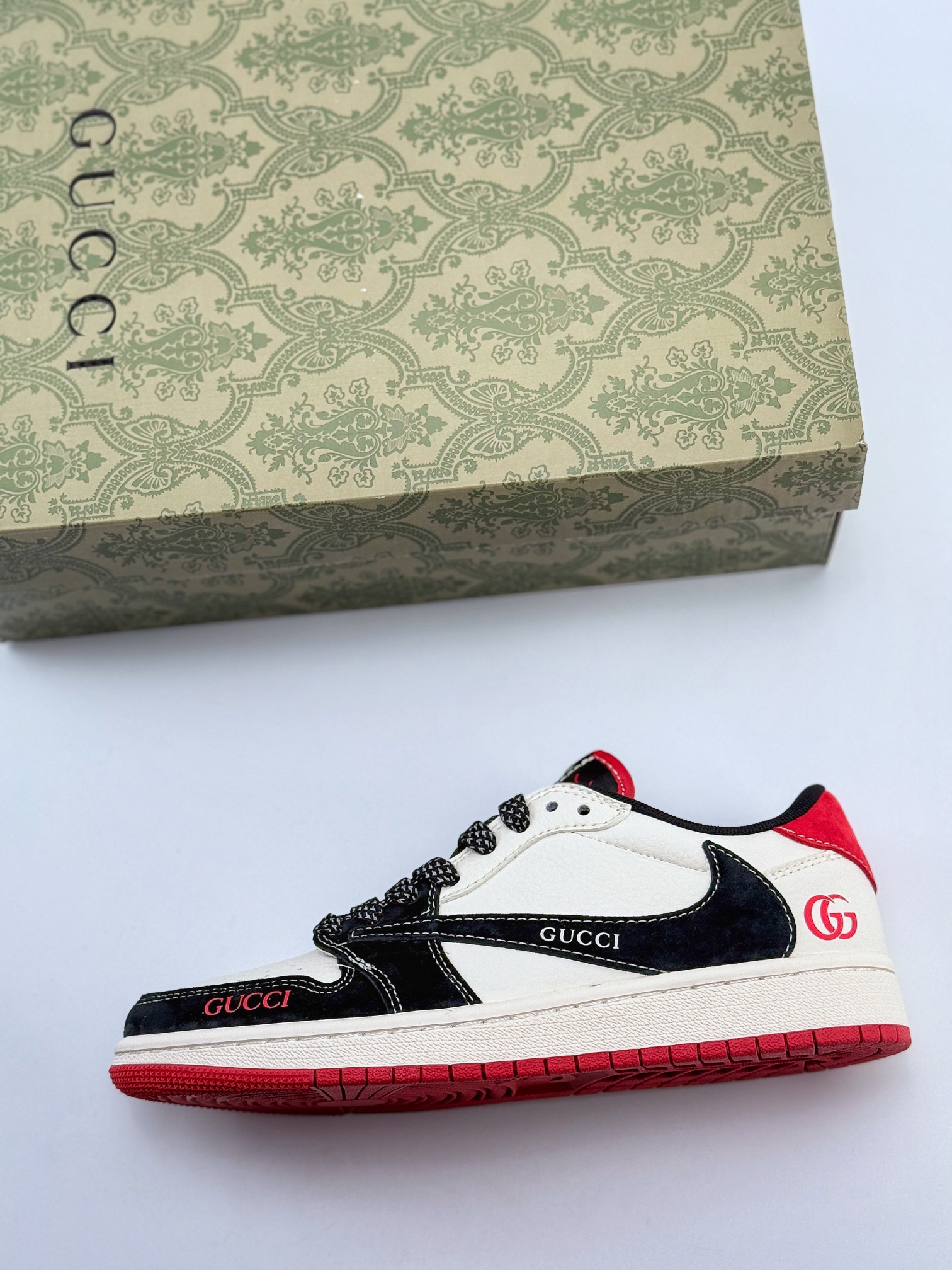 Travis Scott x Nike Air Jordan 1 Low x GUCCI Air Jordan 1 Low 反转白黑红倒钩  XY2688-123