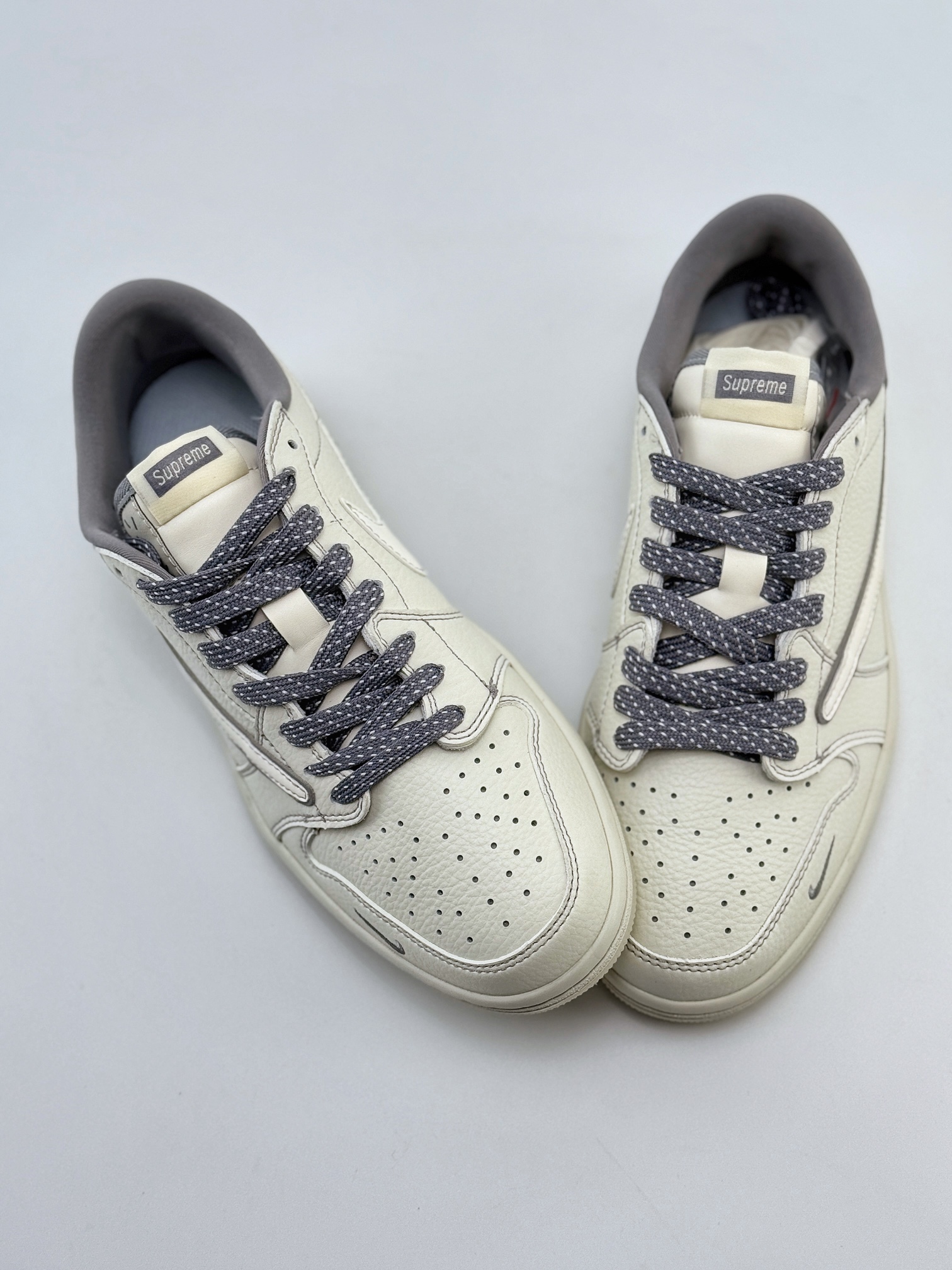 Travis Scott x Nike Air Jordan 1 Low x Supreme Air Jordan 1 Low 反转白银小钩满天星倒钩  CH6336-011