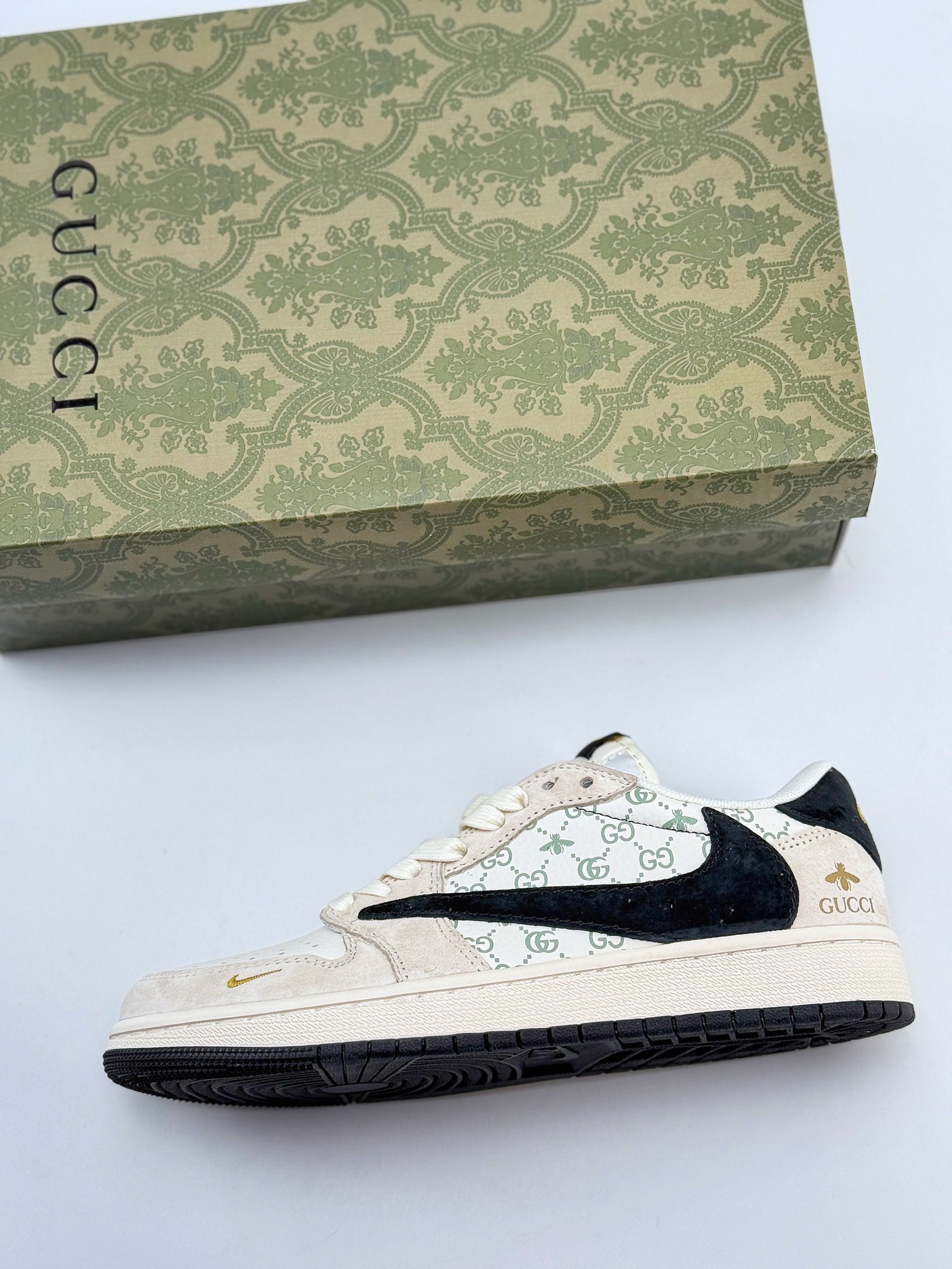 Travis Scott x Nike Air Jordan 1 Low x GUCCI Air Jordan 1 Low 反转米黑金小钩倒钩  SJ2068-106