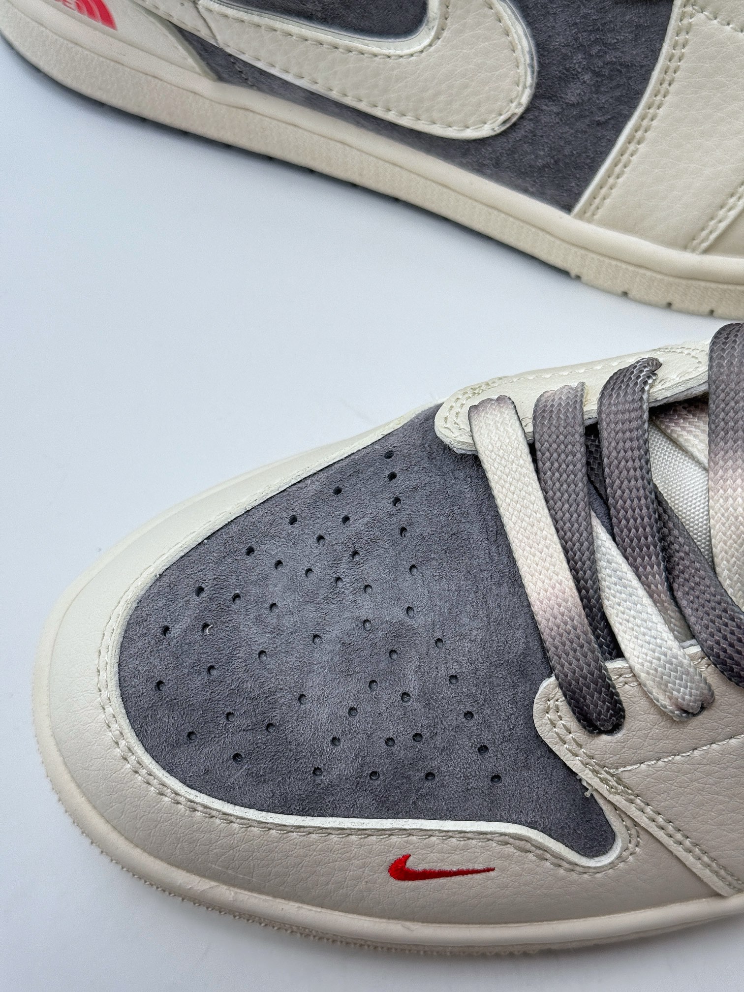 Air Jordan 1 Retro Low x The North Face 米灰红小钩   SJ9950-039