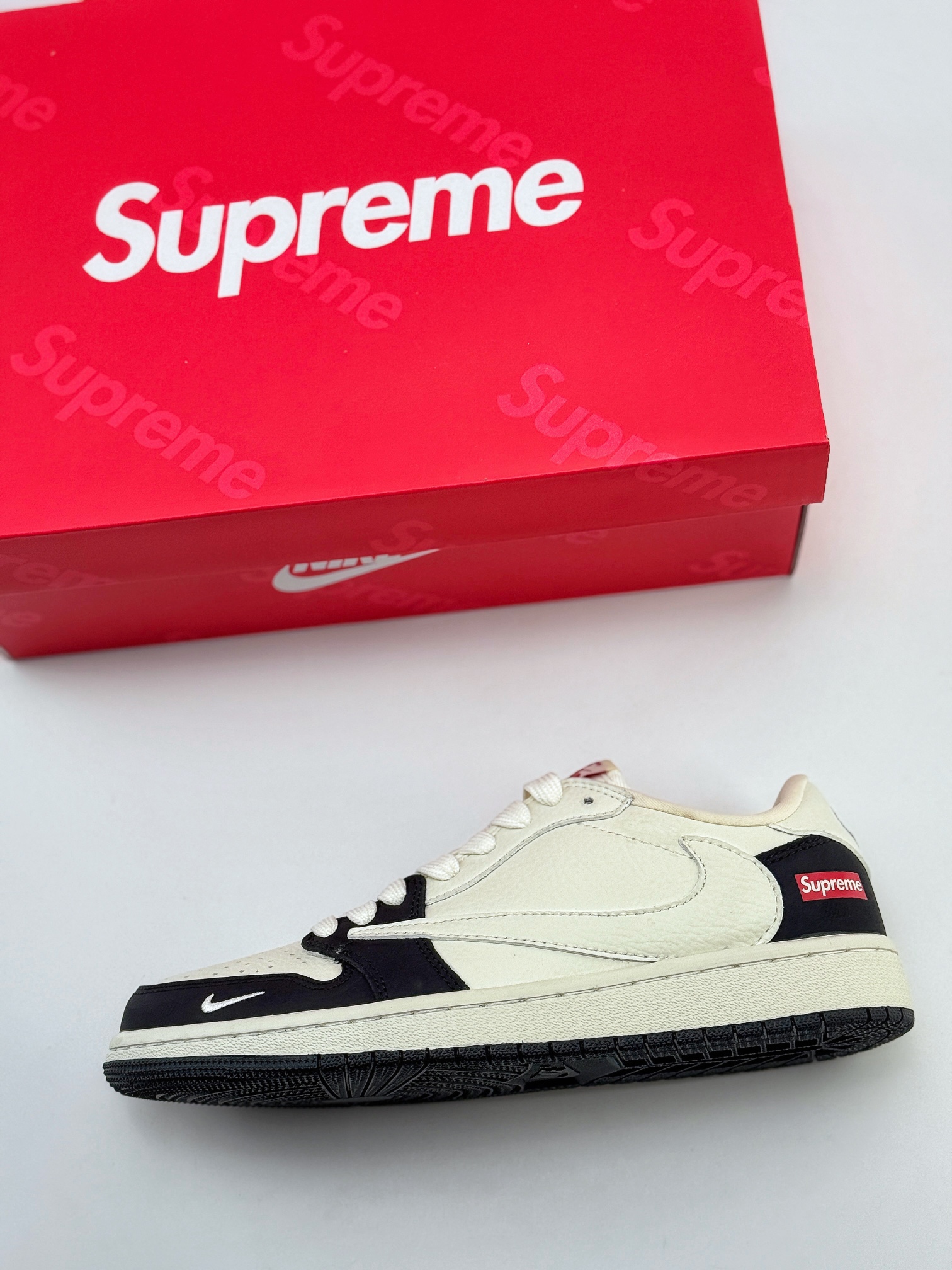 Travis Scott x Nike Air Jordan 1 Low x Supreme Air Jordan 1 Low 反转黑白小钩满天星倒钩 CH6088-606