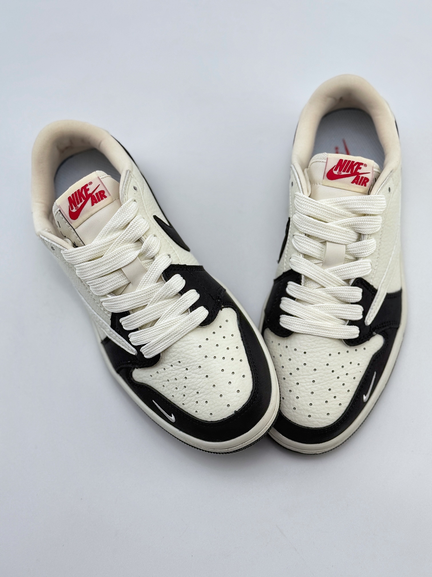 Travis Scott x Nike Air Jordan 1 Low x Supreme Air Jordan 1 Low 反转黑白小钩满天星倒钩 CH6088-606