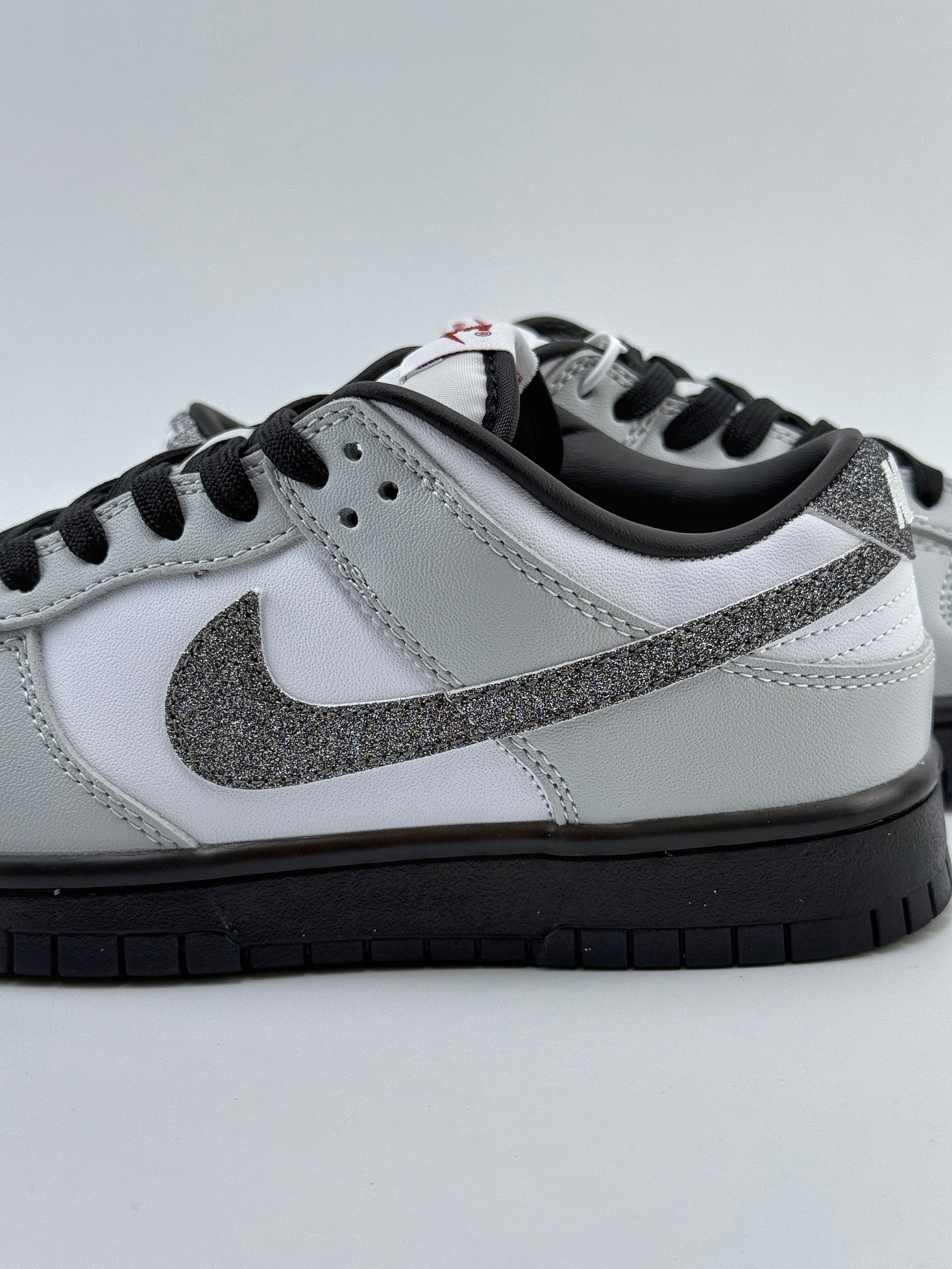 NIKE SB Dunk Low ”Glitter Swoosh” 灰白  HQ3462-191