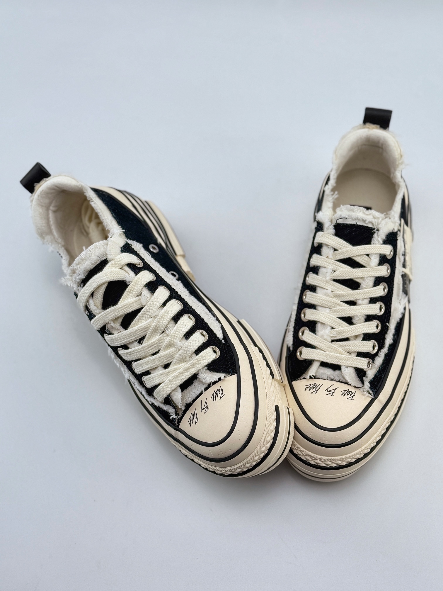 CX专供 得物官方订单
【吴建豪】
吴建豪个人新锐品牌 xVESSEL G.O.P. Low 双标
莞产原单渠道货 区别市场通货版本
众明星网红上脚解构重叠厚底软木低帮百搭增高帆布硫化板鞋
男女鞋配置硬质天地盖礼盒
升级厚实木塞内底
纯手工贴合多重围条硫化工艺
采用16蛊司厚实舒适帆布面料
流苏做旧复古效果 余文乐 蔡徐坤助攻款式
尺码:35 36 37 38 39 40 41 42 43 44 45