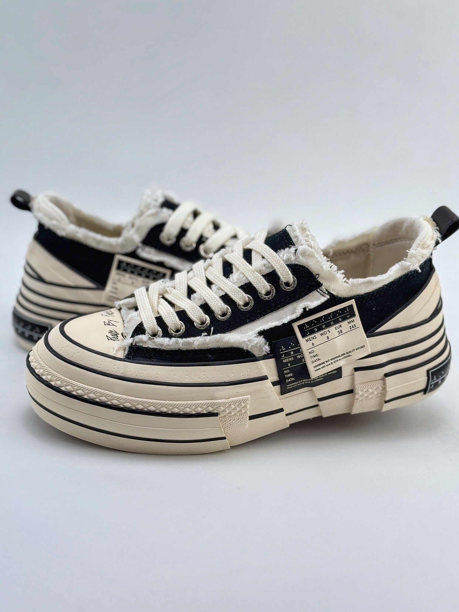 CX专供 得物官方订单
【吴建豪】
吴建豪个人新锐品牌 xVESSEL G.O.P. Low 双标
莞产原单渠道货 区别市场通货版本
众明星网红上脚解构重叠厚底软木低帮百搭增高帆布硫化板鞋
男女鞋配置硬质天地盖礼盒
升级厚实木塞内底
纯手工贴合多重围条硫化工艺
采用16蛊司厚实舒适帆布面料
流苏做旧复古效果 余文乐 蔡徐坤助攻款式
尺码:35 36 37 38 39 40 41 42 43 44 45