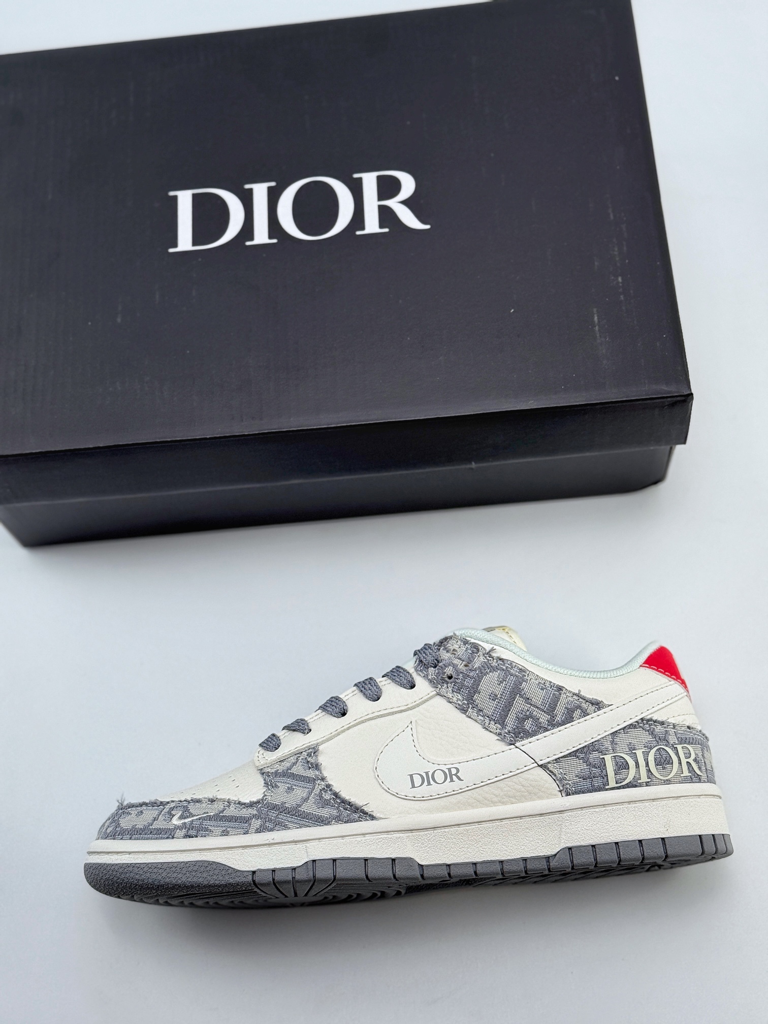 NIKE SB Dunk Low x DIOR 白灰红满天星 XY1688-004