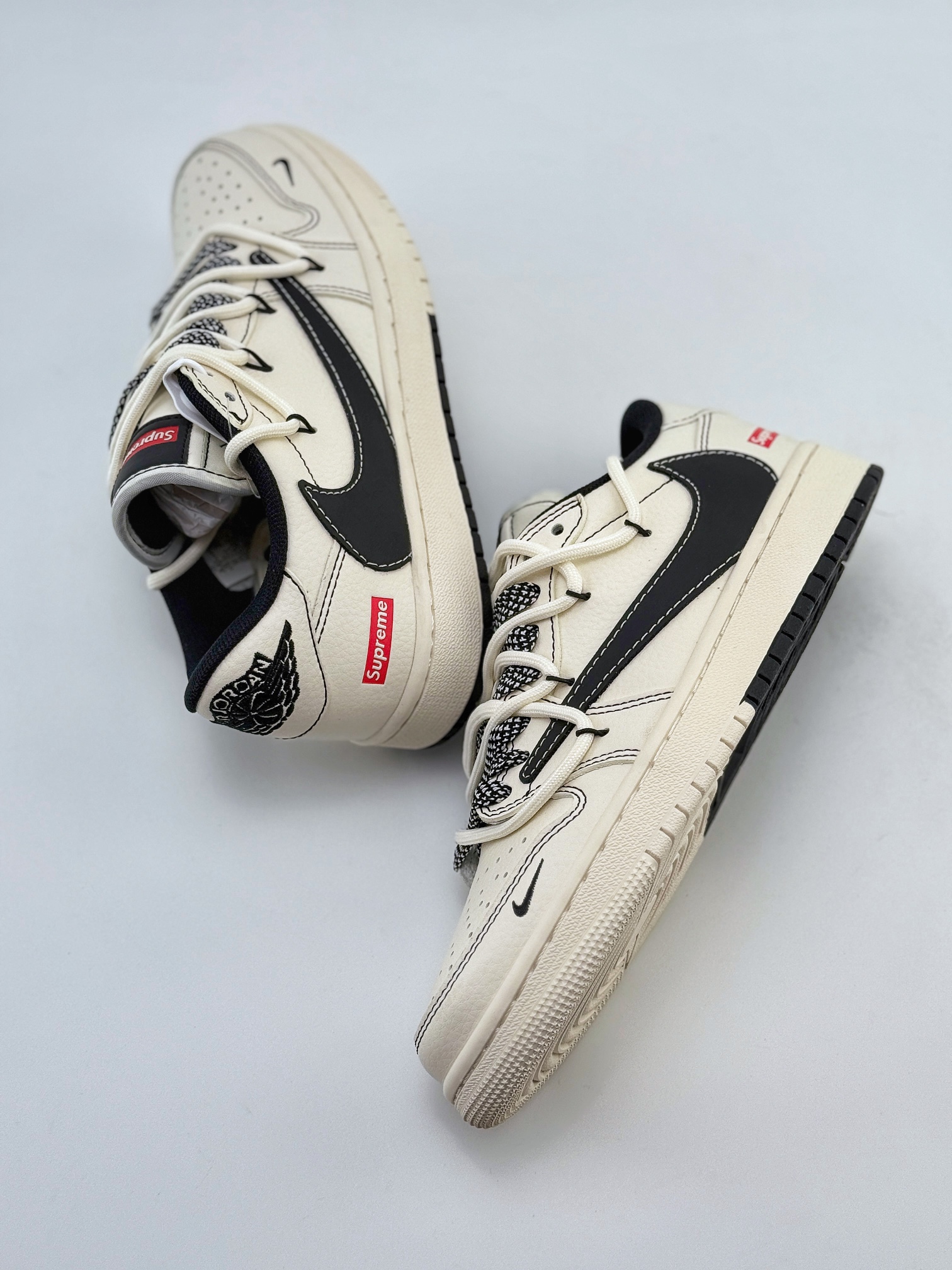 Travis Scott x Nike Air Jordan 1 Low x Supreme Air Jordan 1 Low 反转米黑缝线满天星绑带倒钩 SJ0086-134