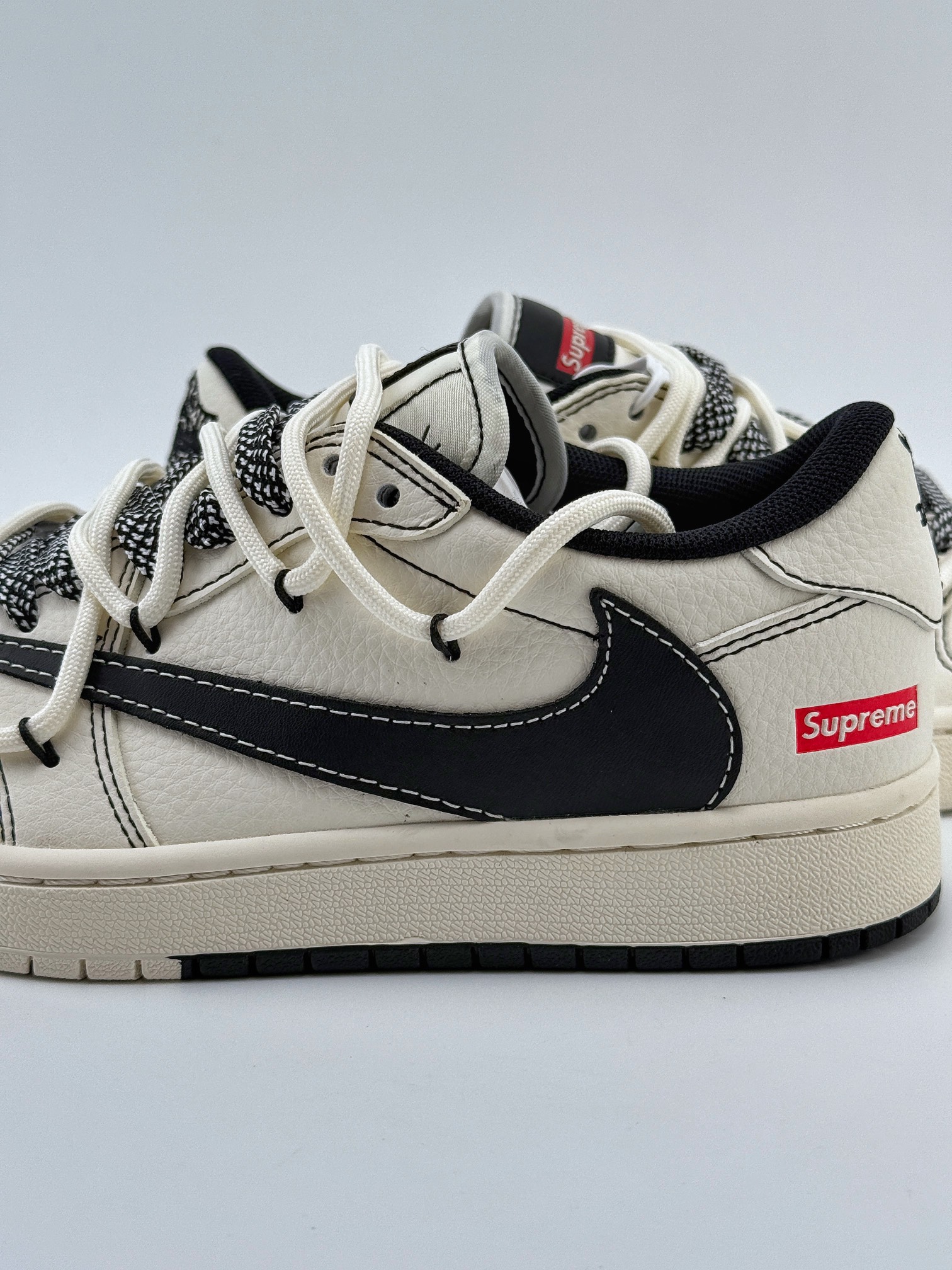 Travis Scott x Nike Air Jordan 1 Low x Supreme Air Jordan 1 Low 反转米黑缝线满天星绑带倒钩 SJ0086-134